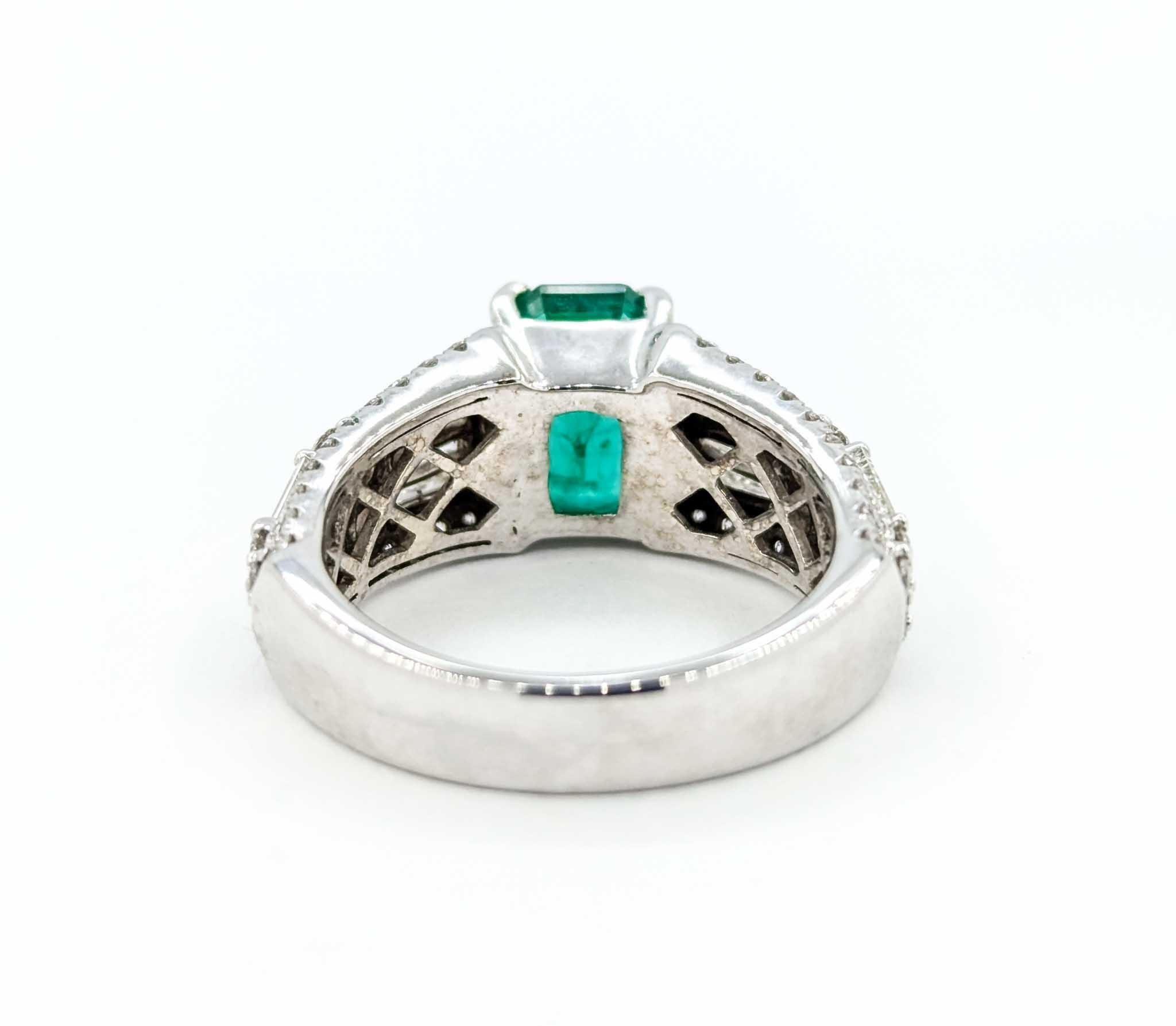 Magnifique bague en or blanc 14k avec émeraudes et diamants en vente 3