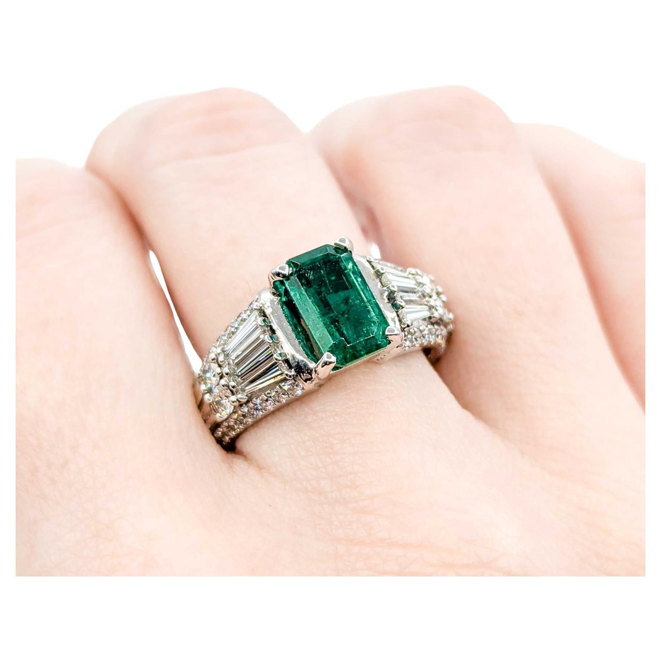 Precioso Anillo de Esmeralda y Diamantes en Oro Blanco de 14k