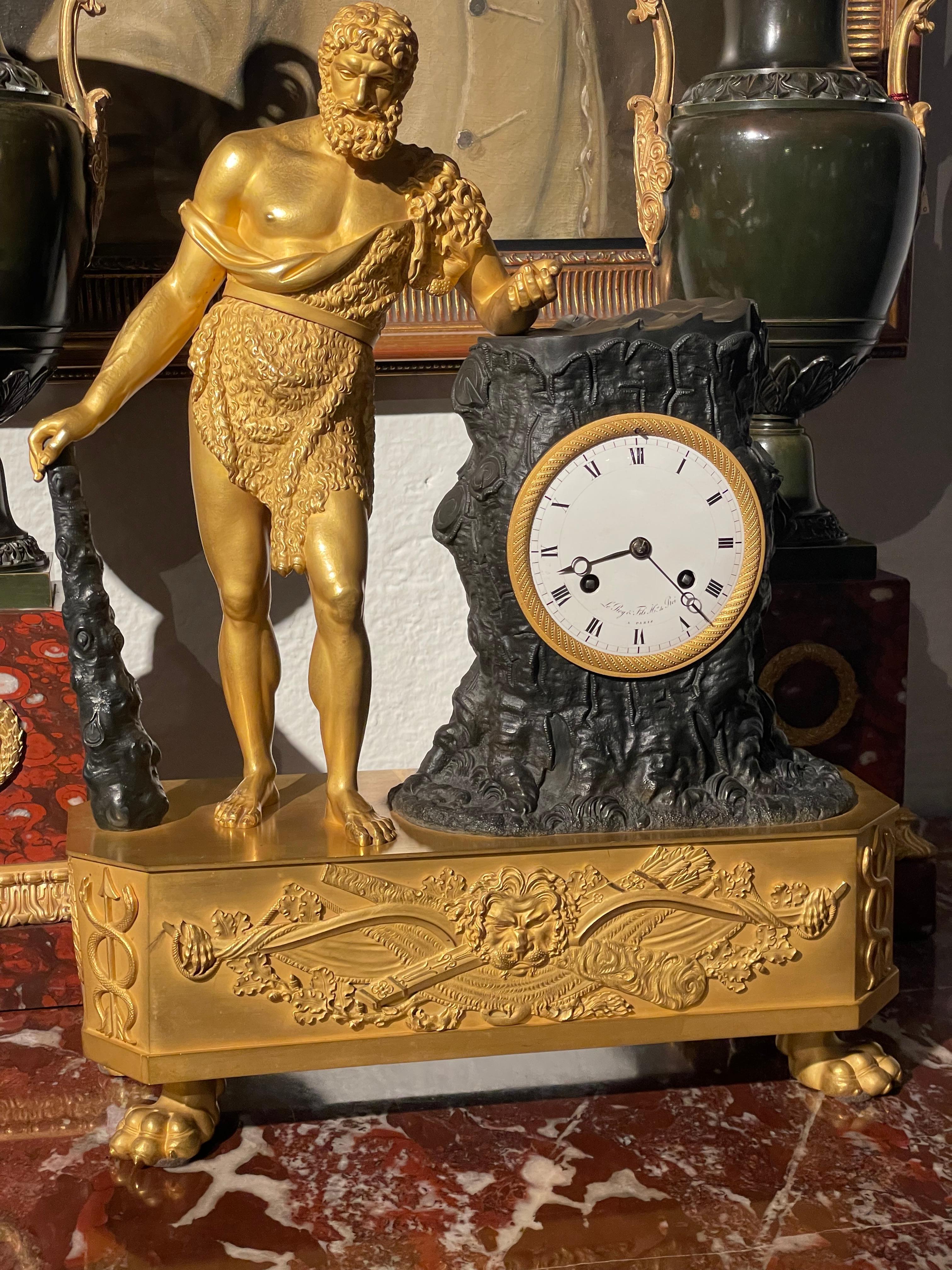 Schöne Empire-Uhr aus Goldbronze und patinierter Bronze (Französisch) im Angebot