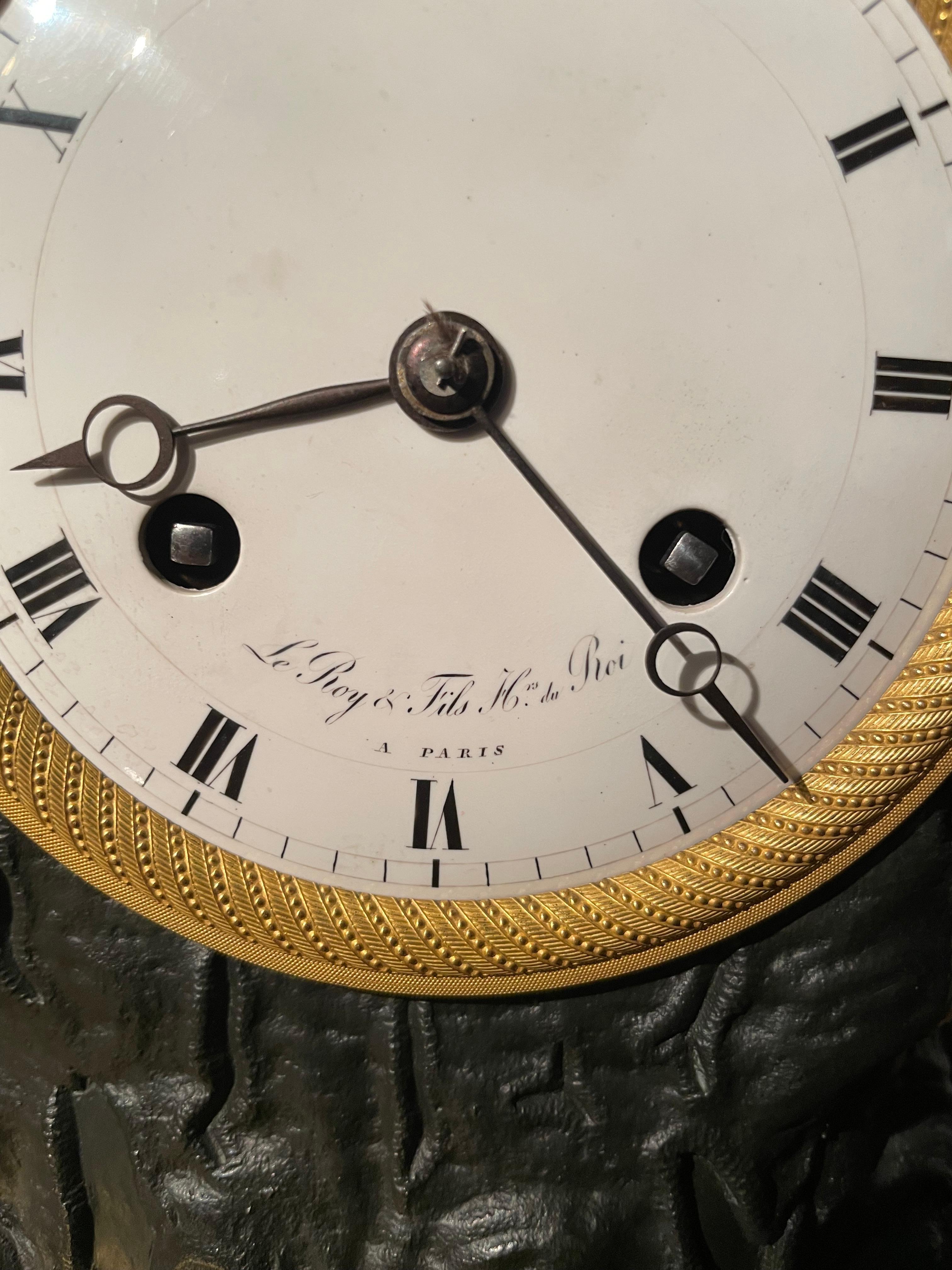 Schöne Empire-Uhr aus Goldbronze und patinierter Bronze im Zustand „Hervorragend“ im Angebot in Saint-Ouen, FR