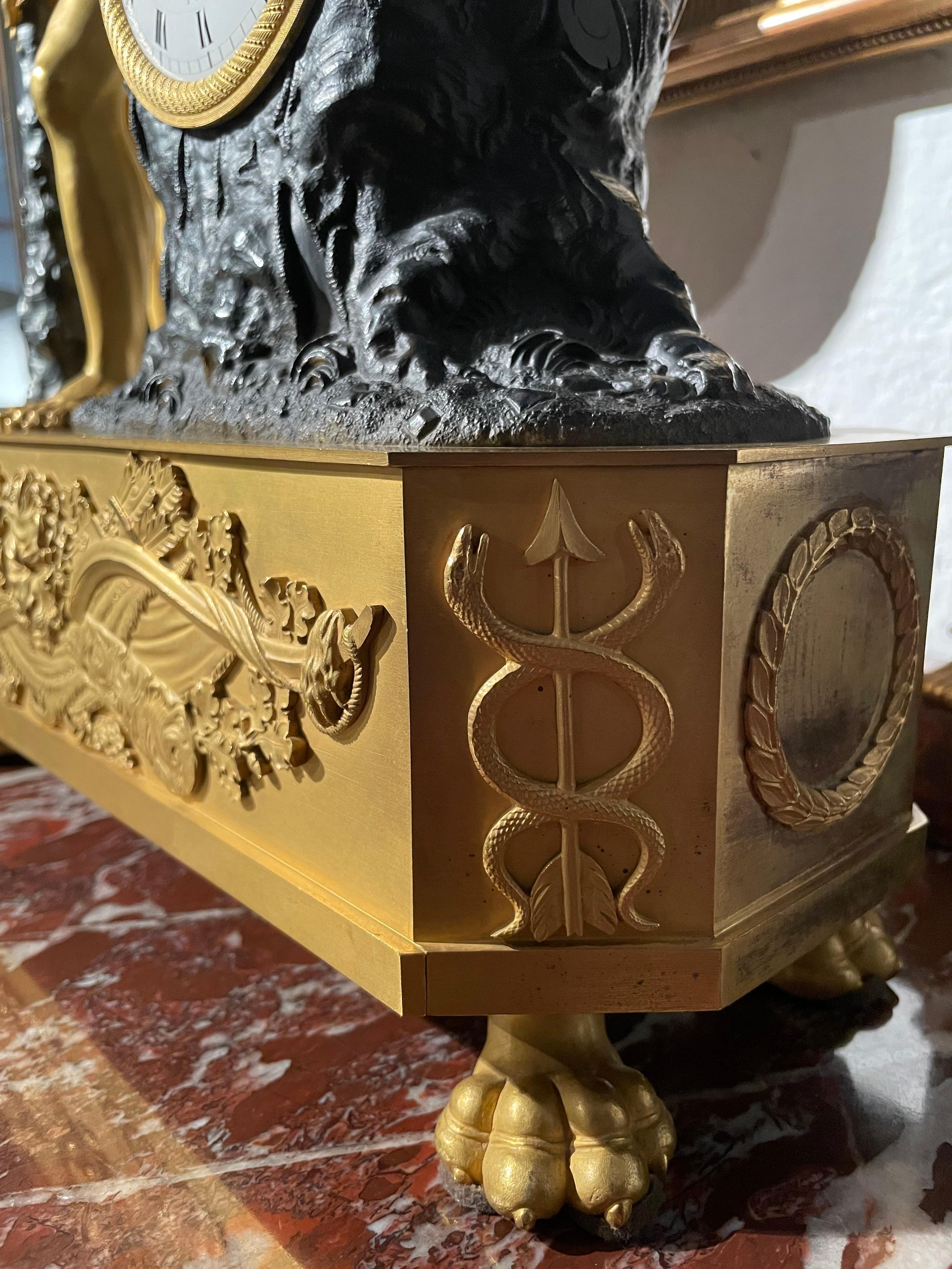 XIXe siècle Magnifique horloge Empire en bronze doré et bronze patiné en vente