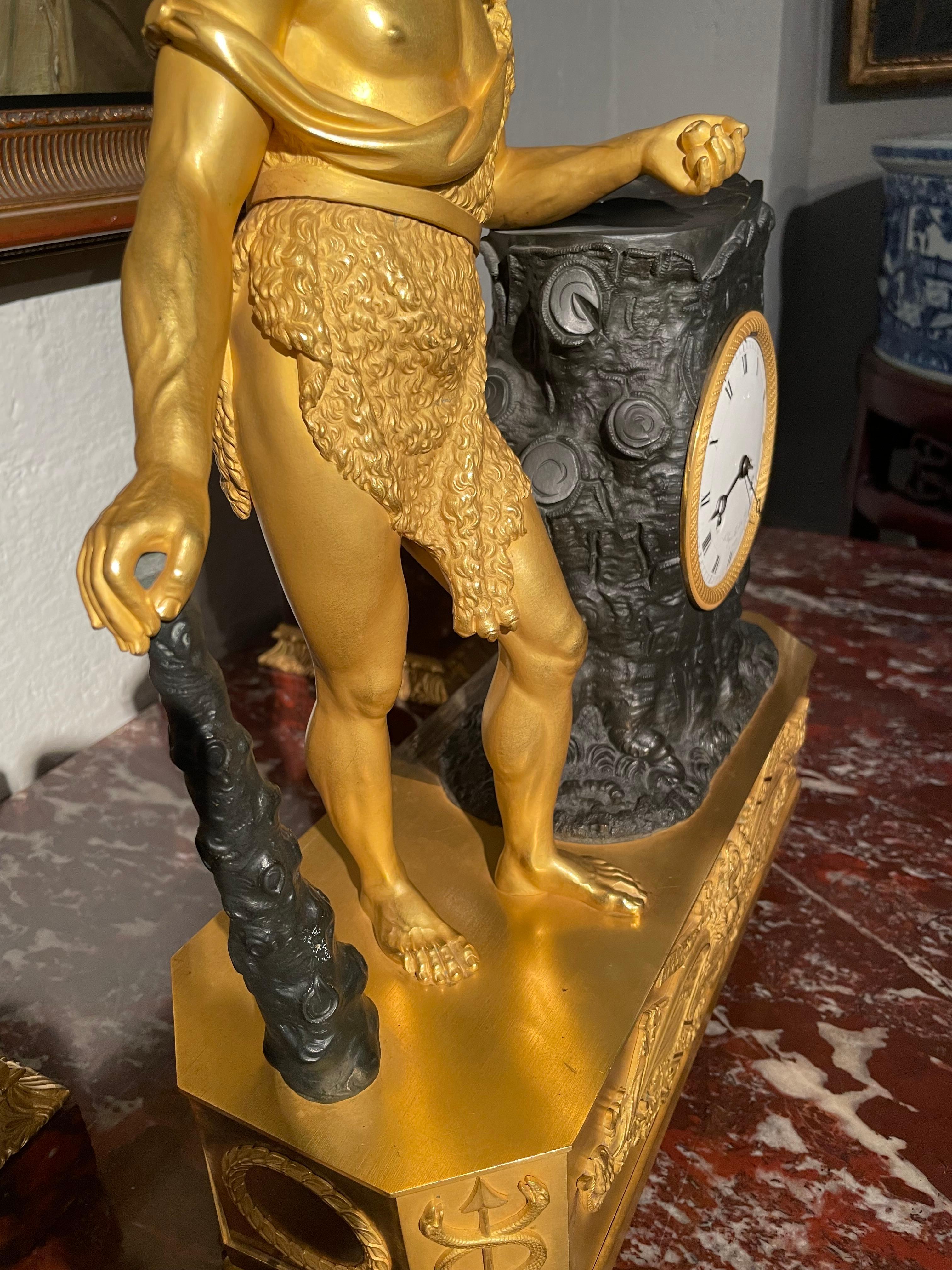 Schöne Empire-Uhr aus Goldbronze und patinierter Bronze im Angebot 1