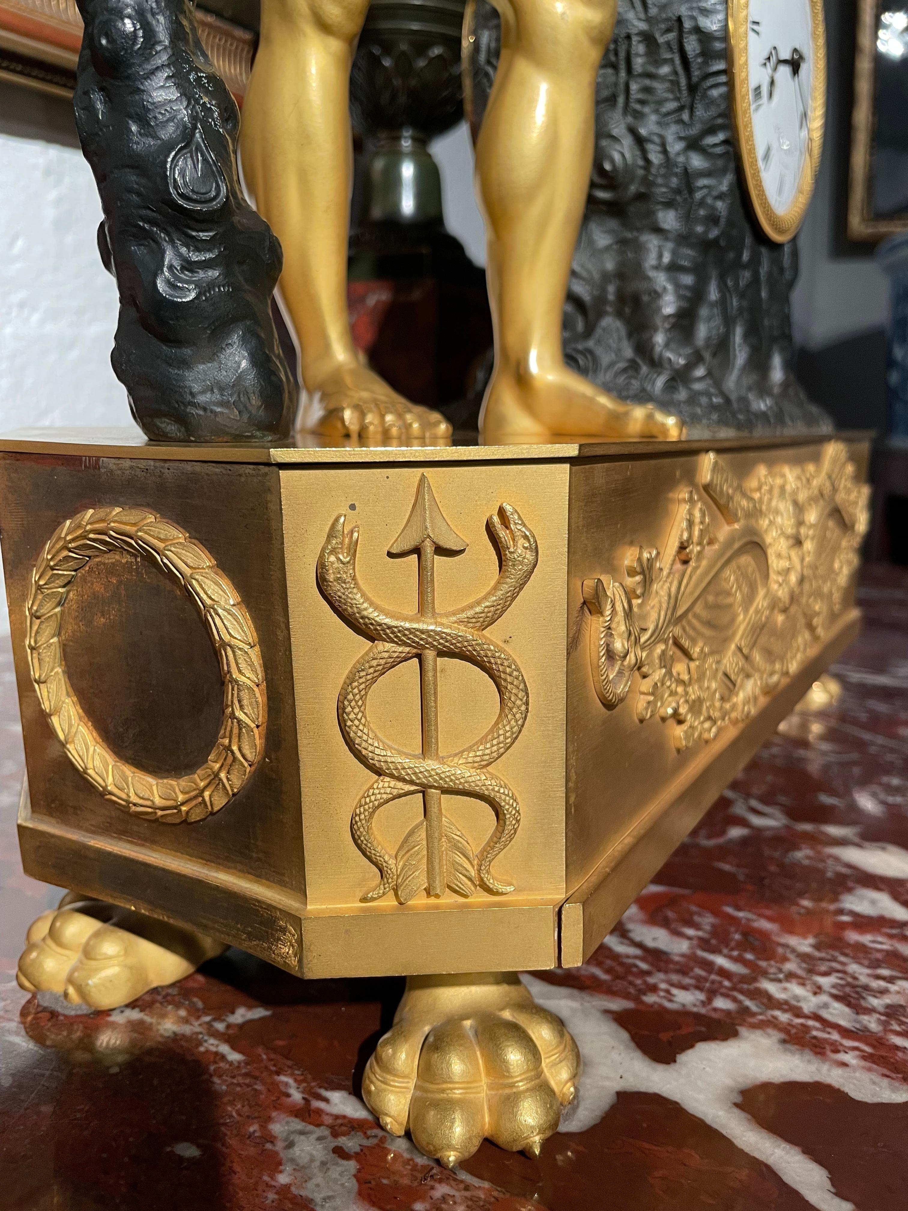 Magnifique horloge Empire en bronze doré et bronze patiné en vente 1