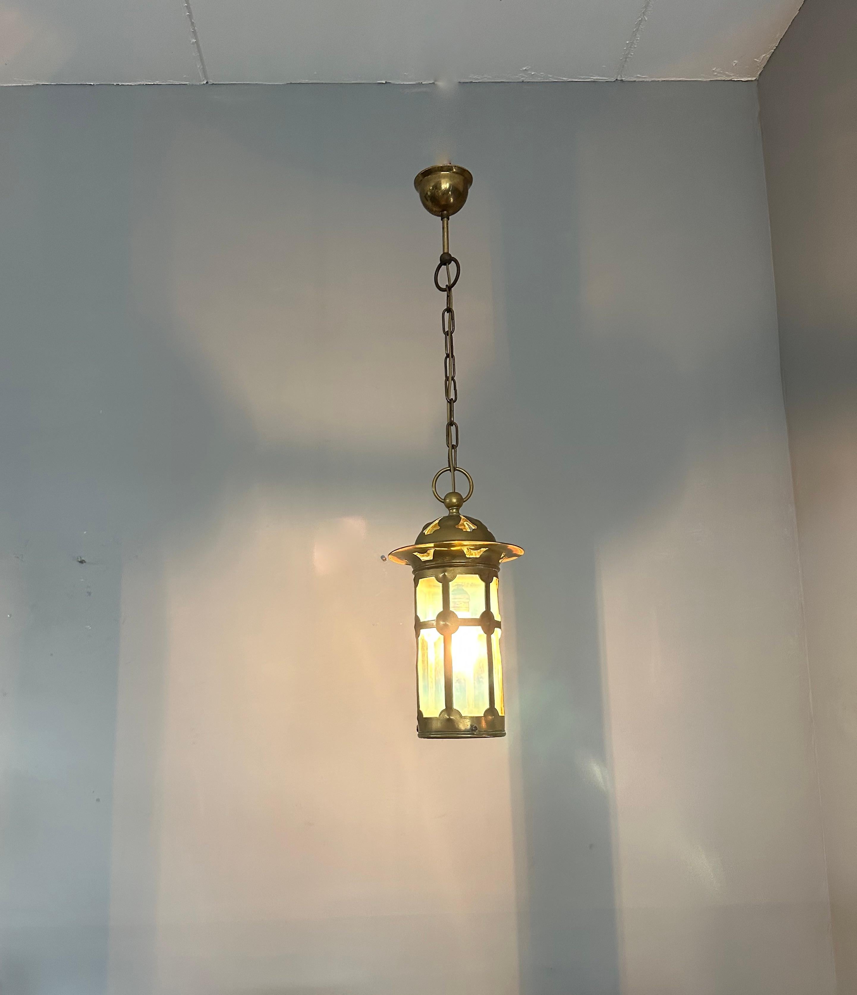 Magnifique lanterne/pendentif en laiton et verre opalin de style Arts & Crafts anglais en vente 2