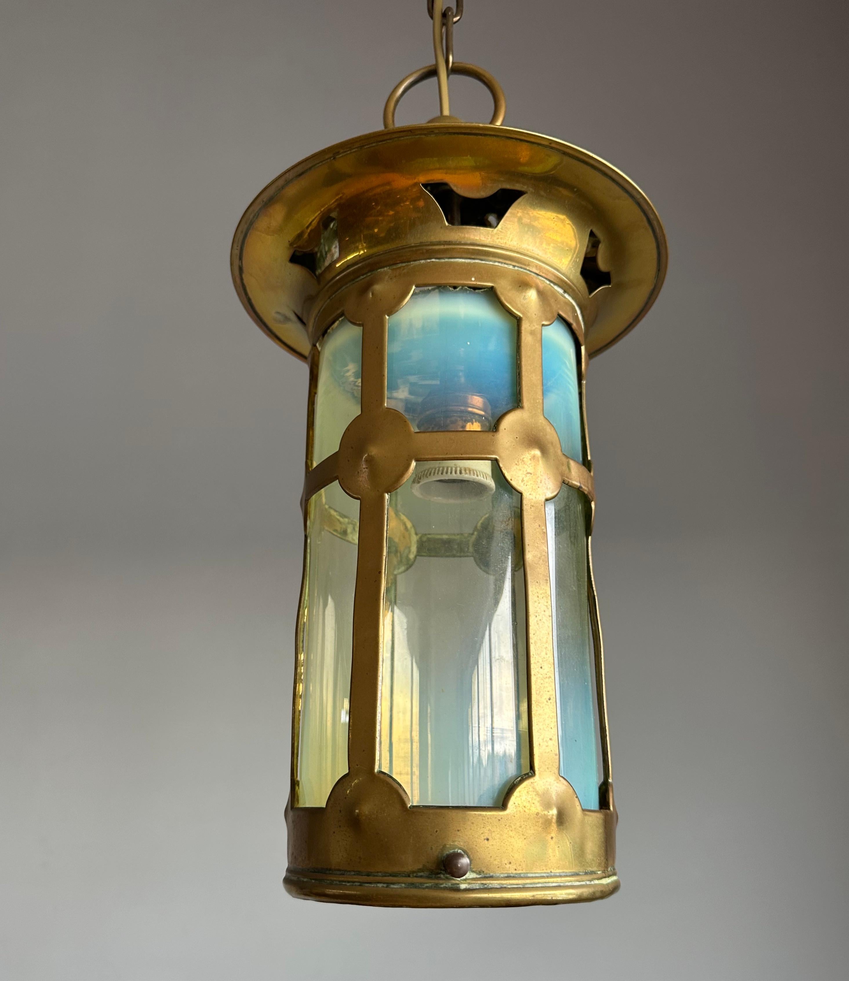 Magnifique lanterne/pendentif en laiton et verre opalin de style Arts & Crafts anglais en vente 3