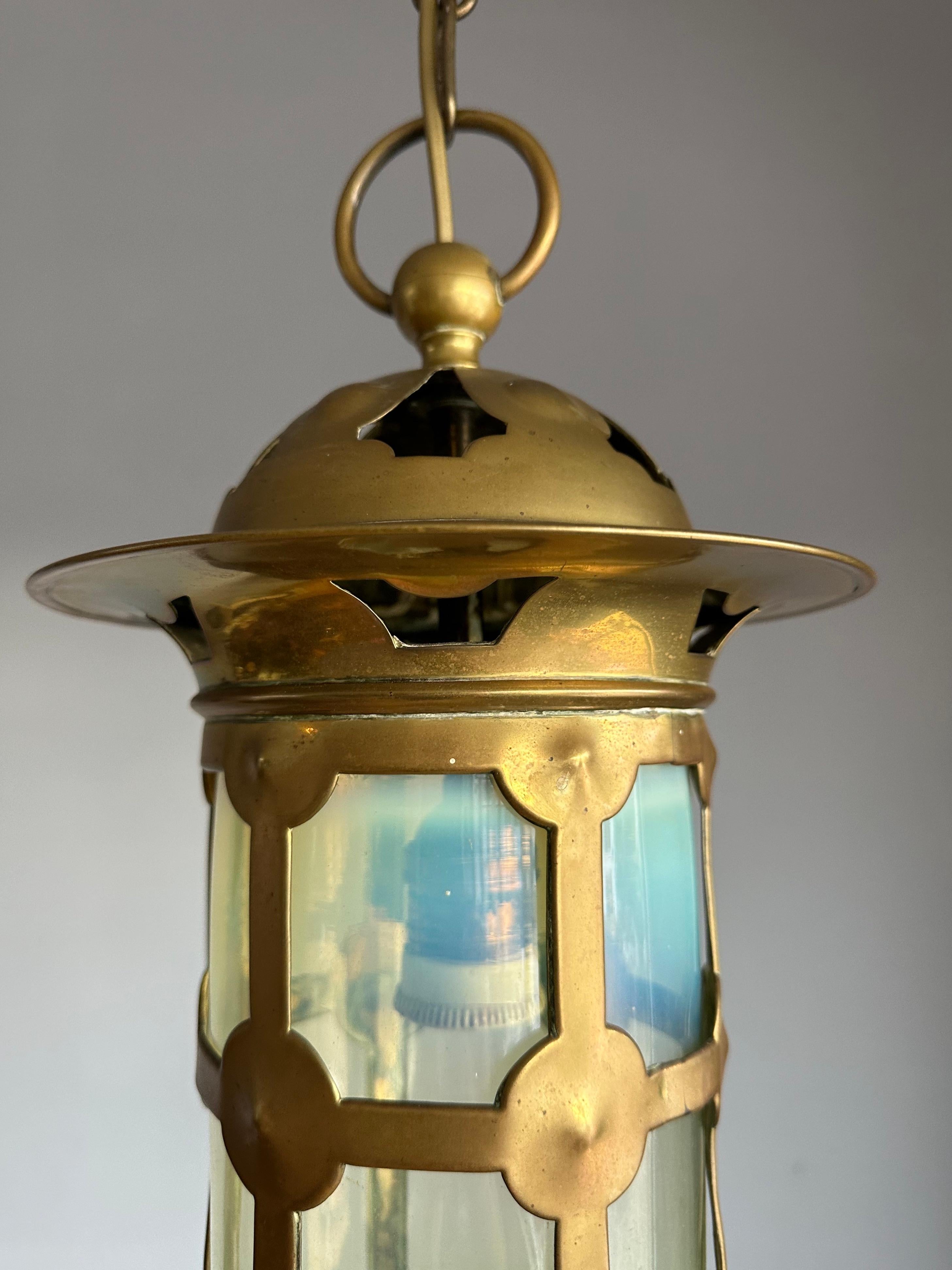 Magnifique lanterne/pendentif en laiton et verre opalin de style Arts & Crafts anglais en vente 4