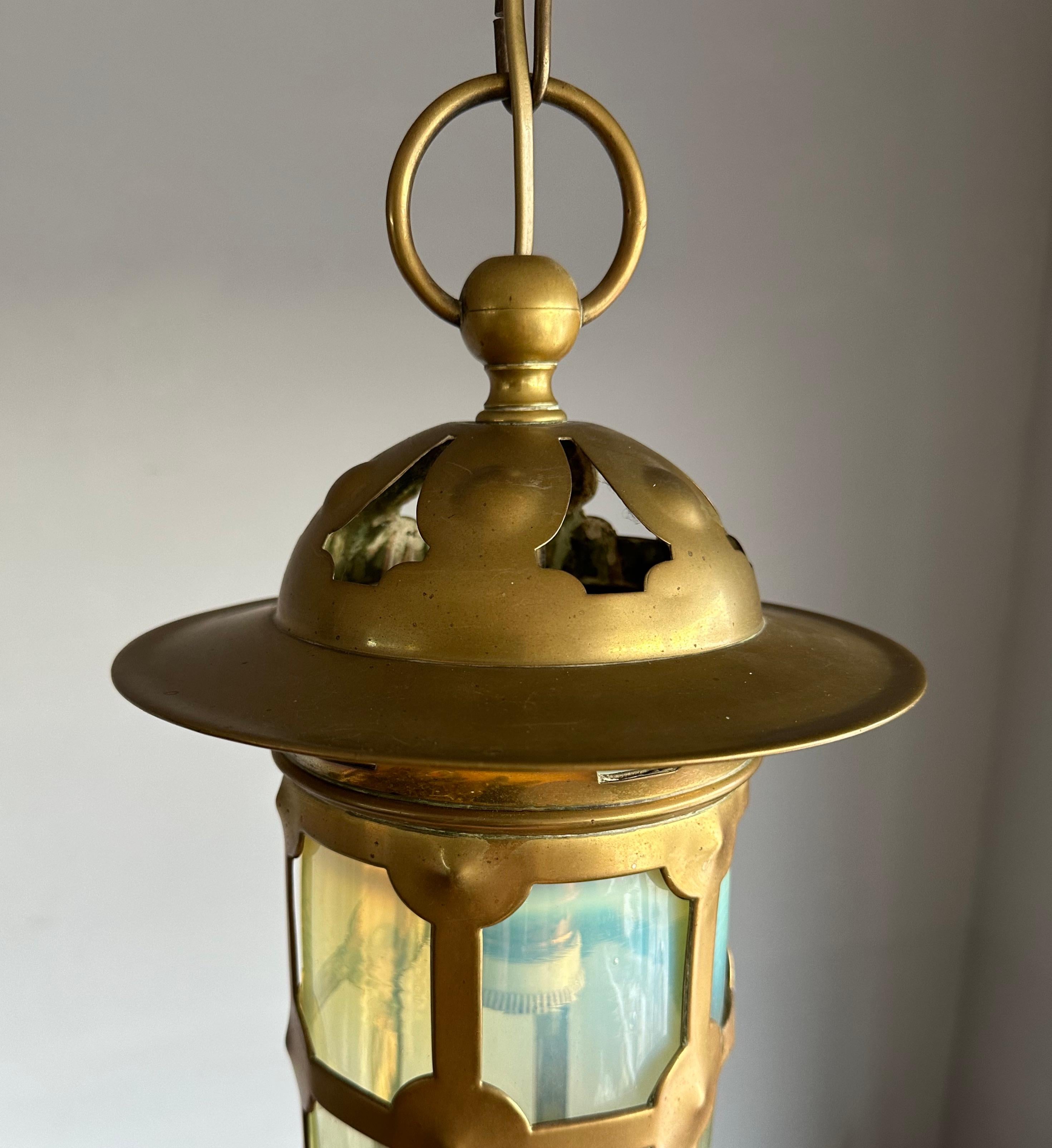 Magnifique lanterne/pendentif en laiton et verre opalin de style Arts & Crafts anglais en vente 5