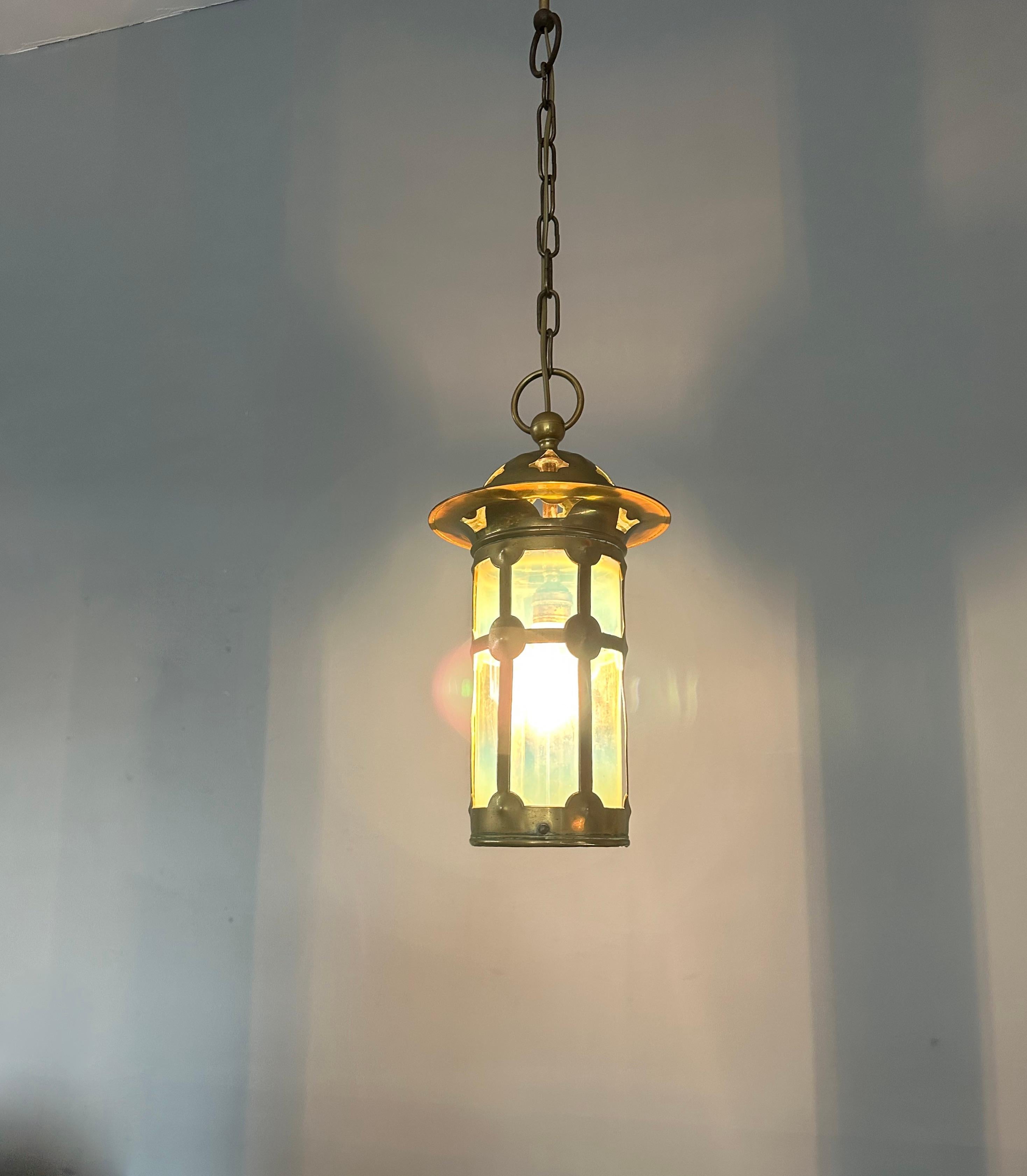 Magnifique lanterne/pendentif en laiton et verre opalin de style Arts & Crafts anglais en vente 6