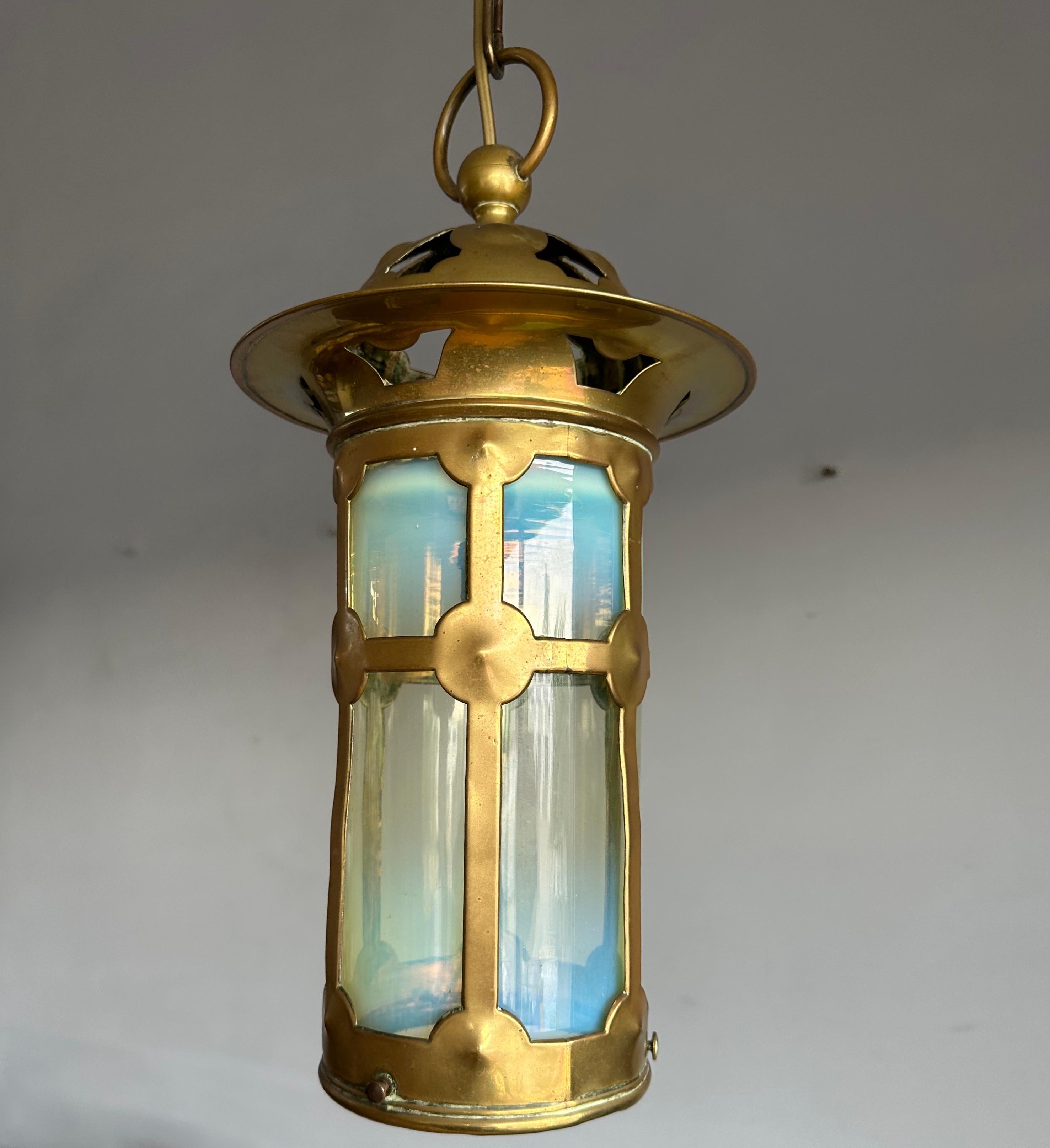 Magnifique lanterne/pendentif en laiton et verre opalin de style Arts & Crafts anglais en vente 7