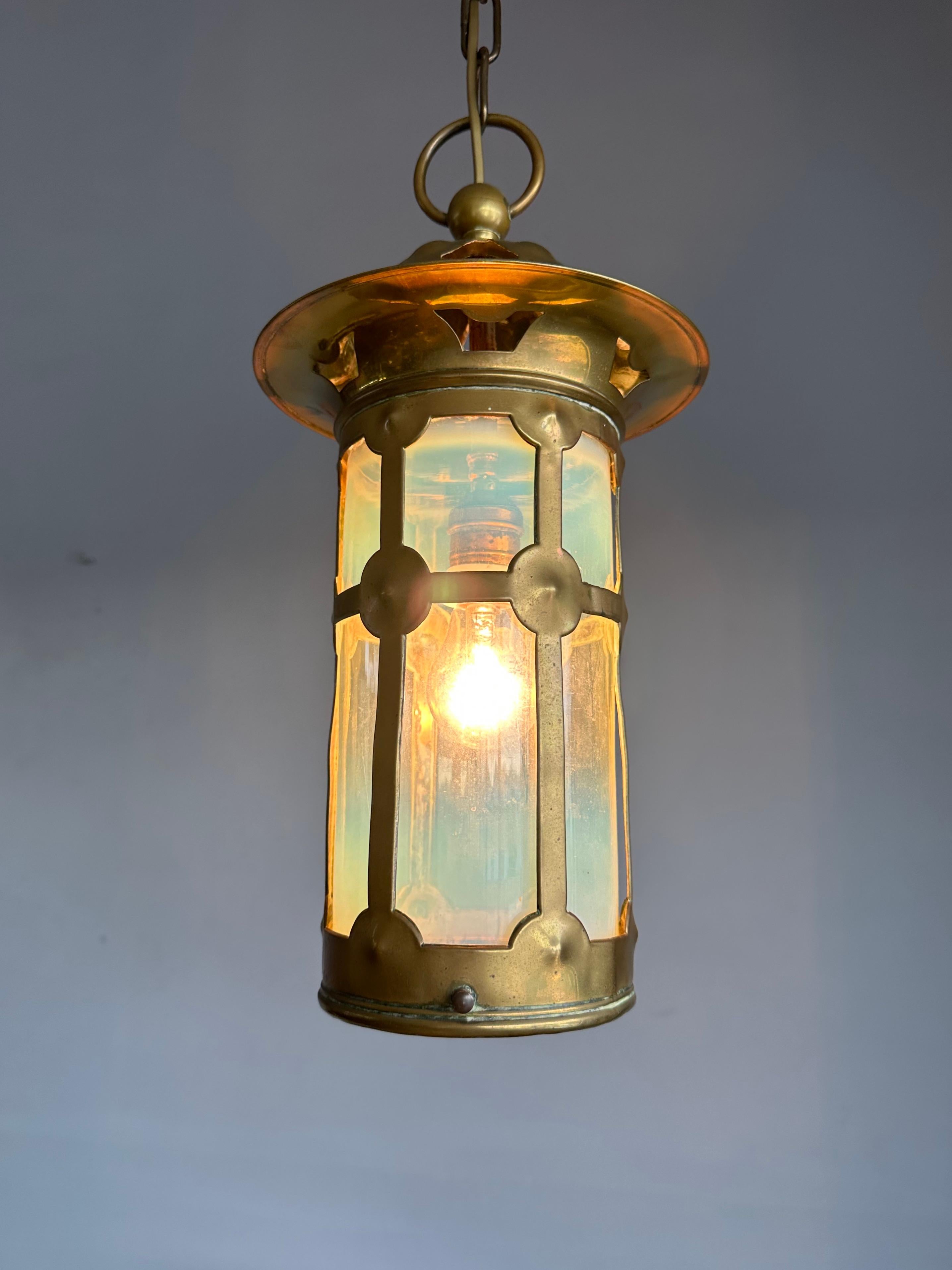 Magnifique lanterne/pendentif en laiton et verre opalin de style Arts & Crafts anglais en vente 8
