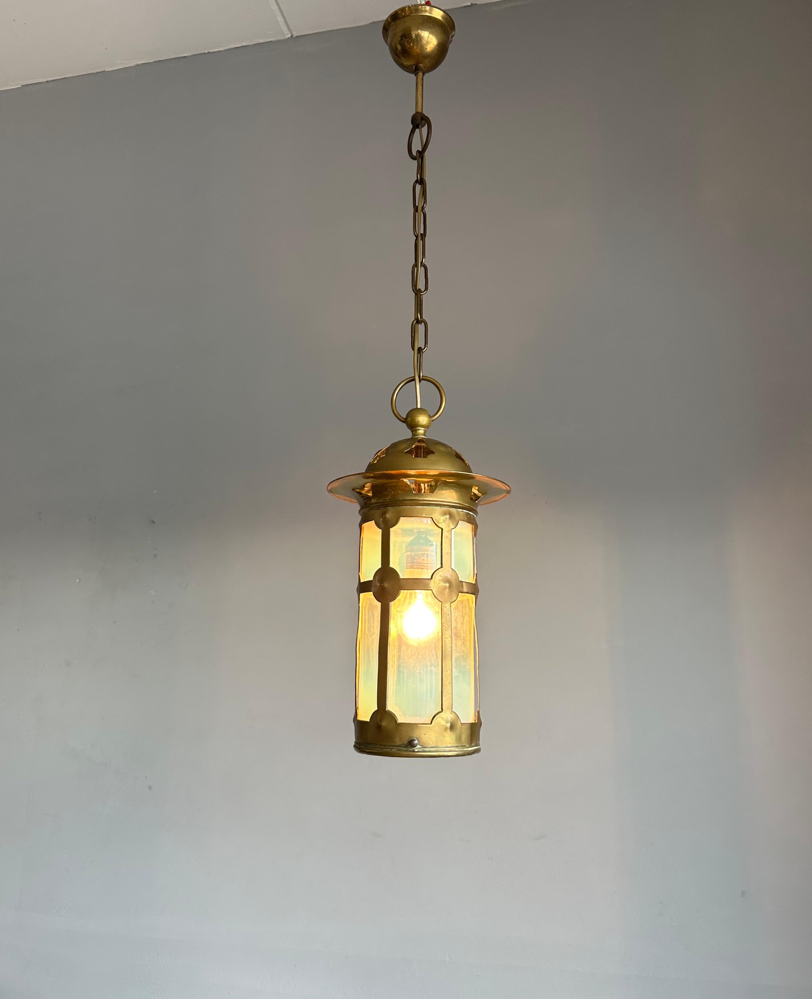 Magnifique lanterne/pendentif en laiton et verre opalin de style Arts & Crafts anglais en vente 9