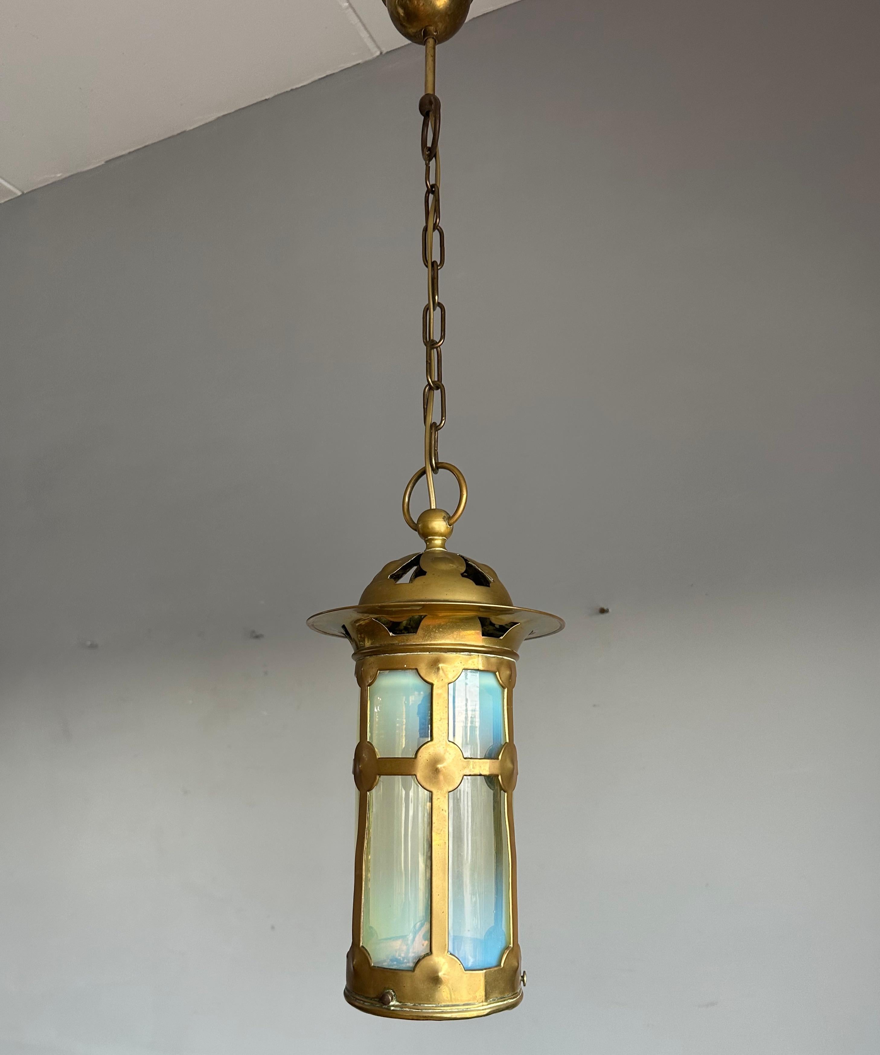 Magnifique lanterne/pendentif en laiton et verre opalin de style Arts & Crafts anglais en vente 10