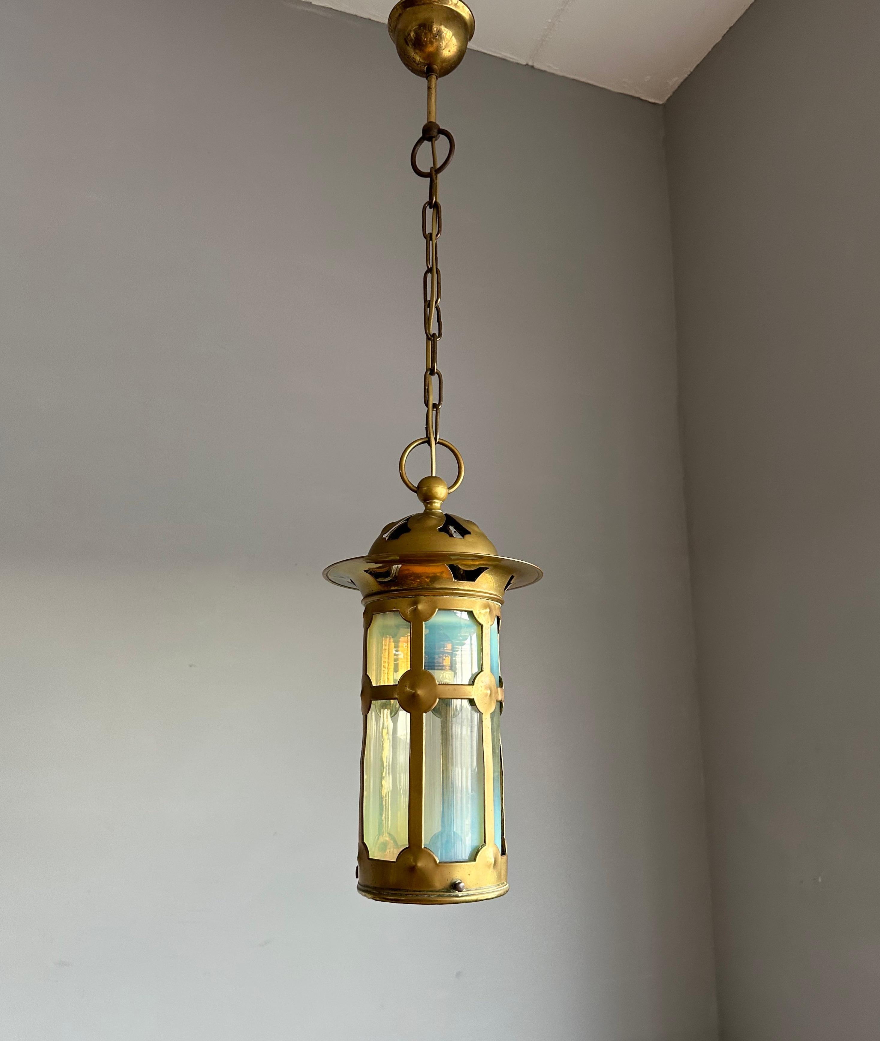Magnifique lanterne/pendentif en laiton et verre opalin de style Arts & Crafts anglais en vente 11