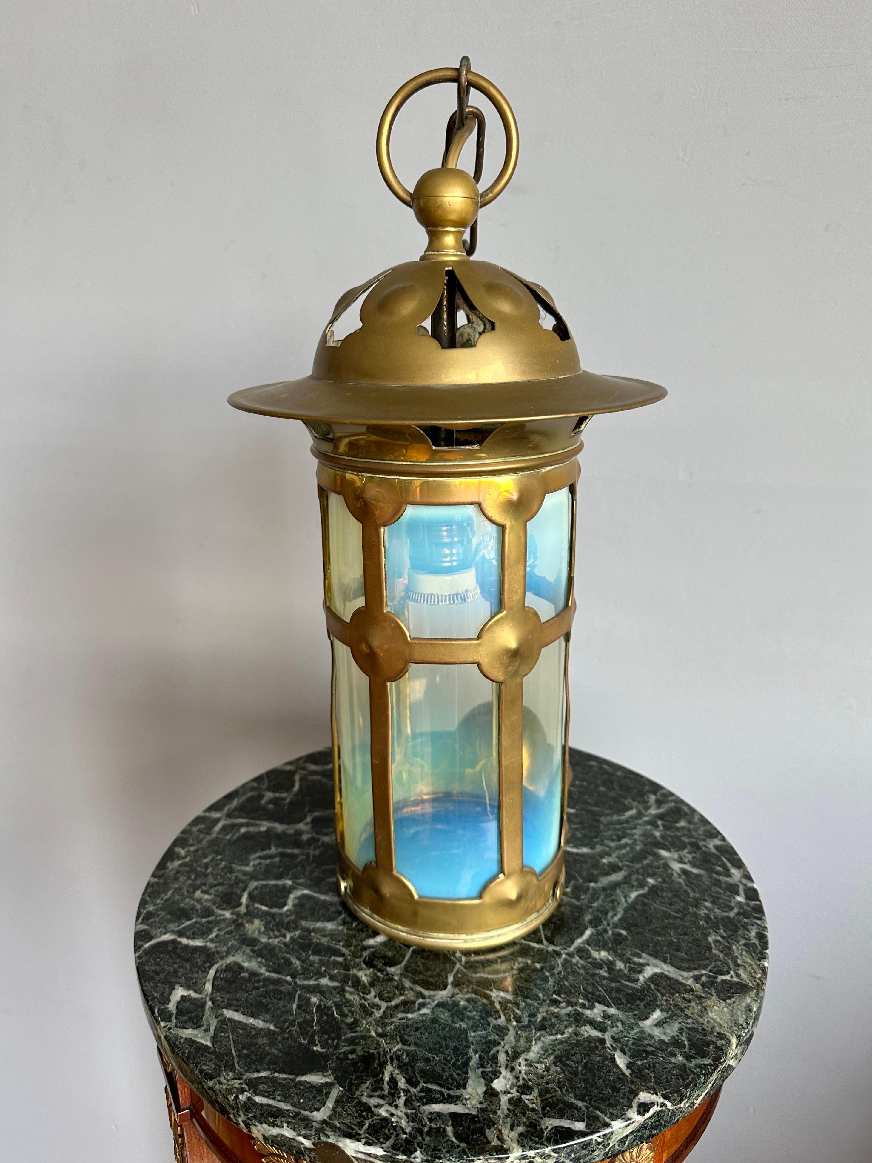 Lanterne suspendue en laiton et verre opalin, A.I.C., c.1890.

ette lanterne impressionnante et finement fabriquée à la main est un rare exemple du design Arts & Crafts de la fin du XIXe siècle. Datant des années 1890, ce luminaire associe des
