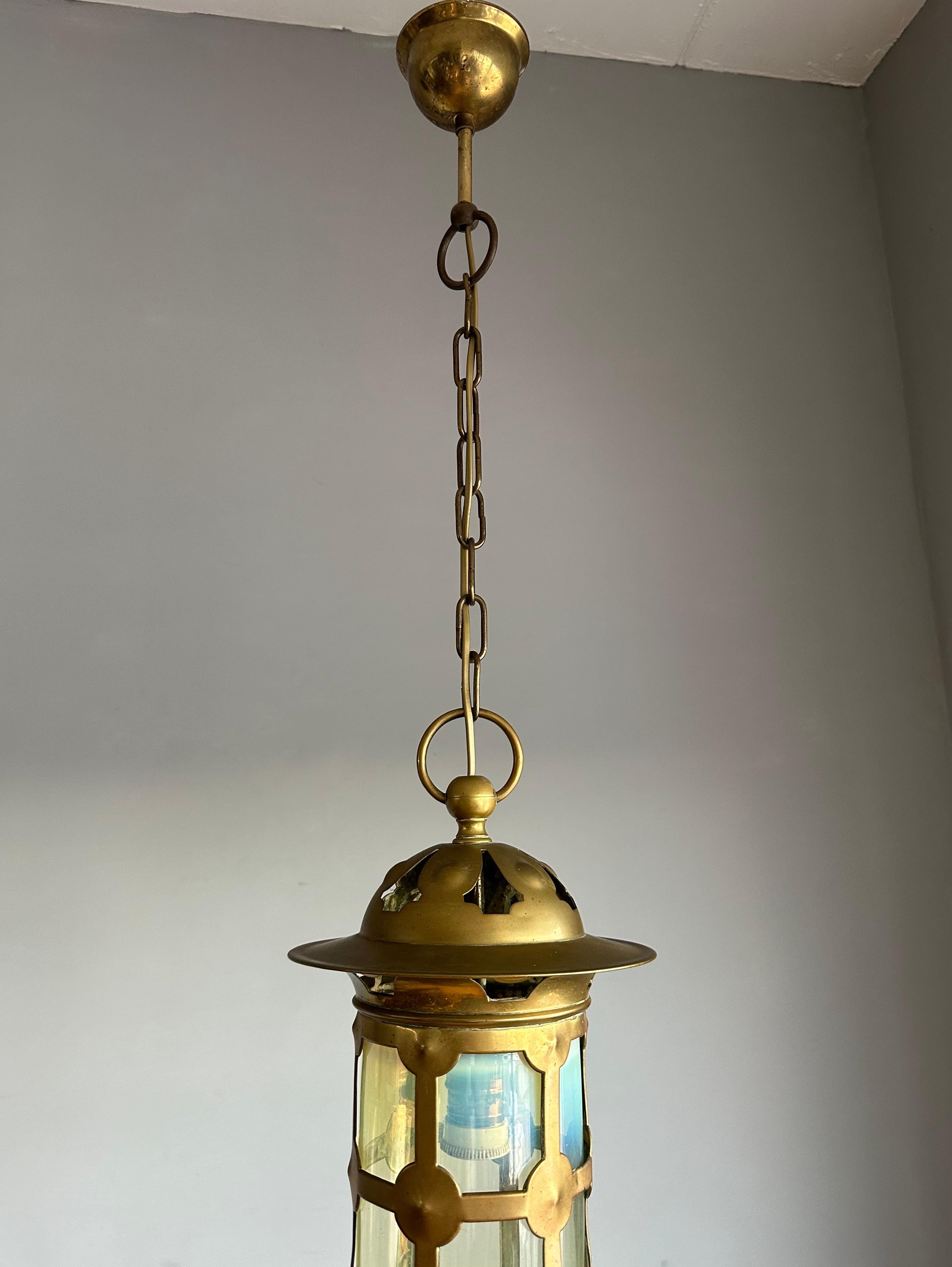 Magnifique lanterne/pendentif en laiton et verre opalin de style Arts & Crafts anglais en vente 12