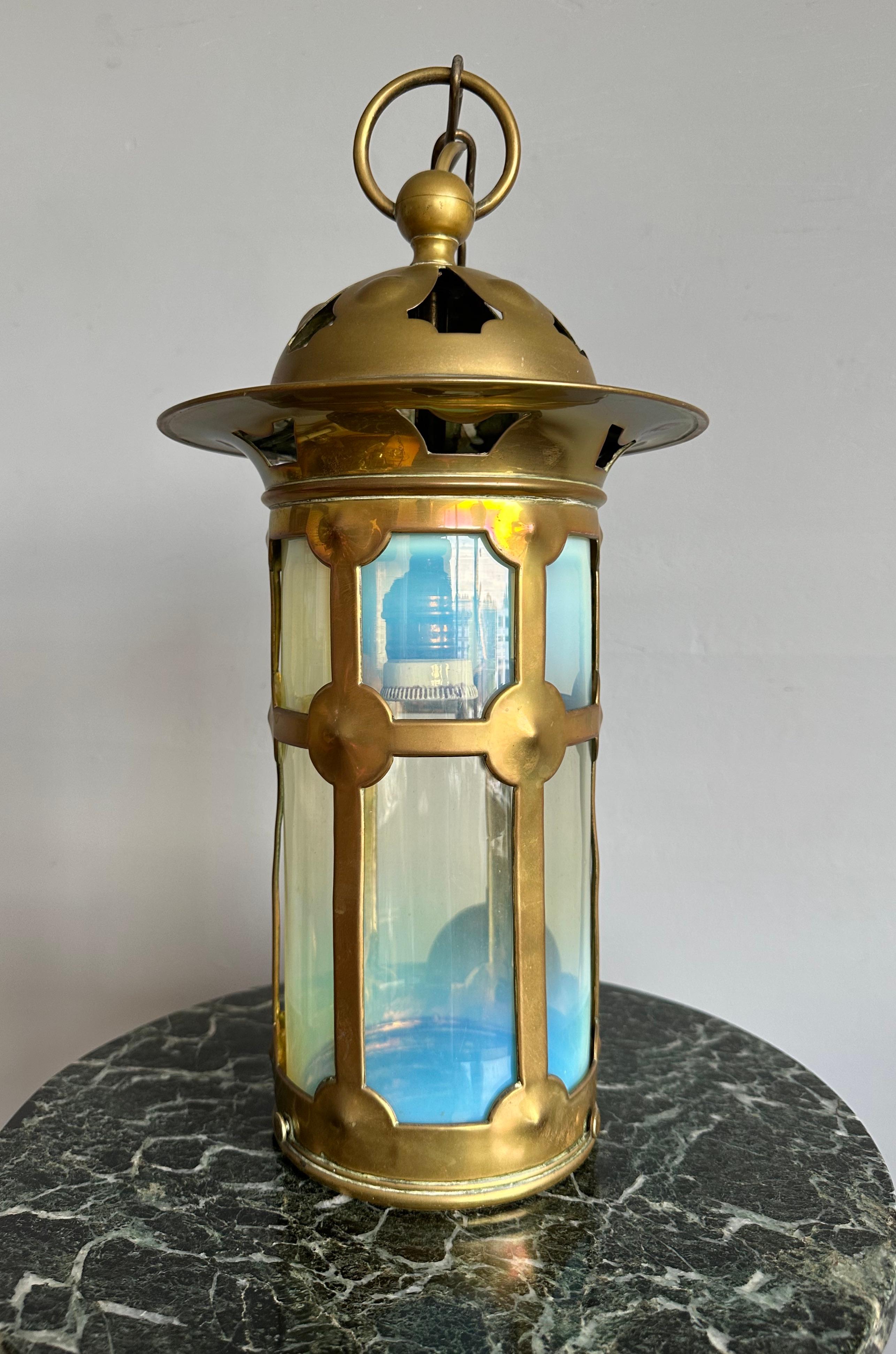 Arts and Crafts Magnifique lanterne/pendentif en laiton et verre opalin de style Arts & Crafts anglais en vente
