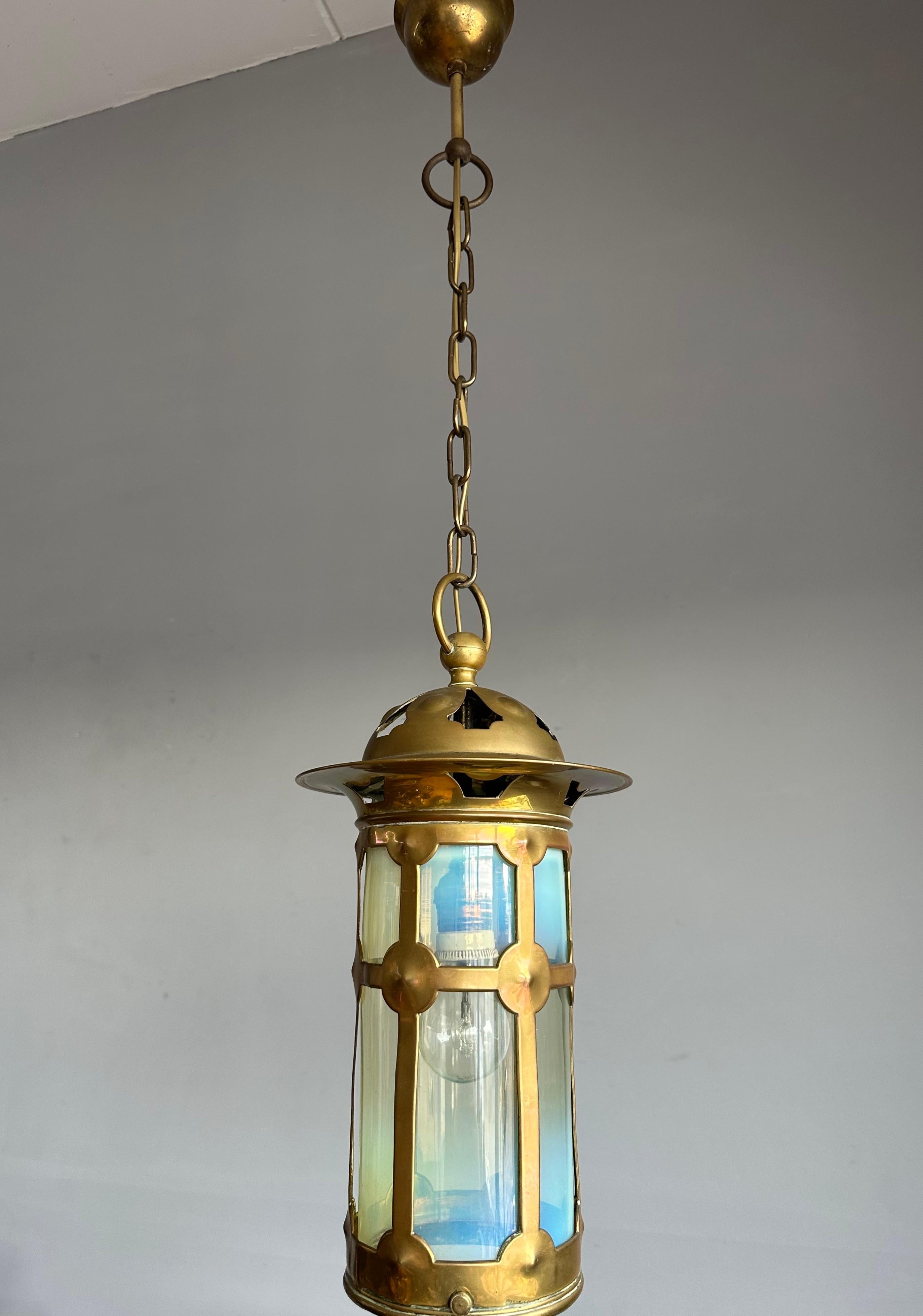 Anglais Magnifique lanterne/pendentif en laiton et verre opalin de style Arts & Crafts anglais en vente