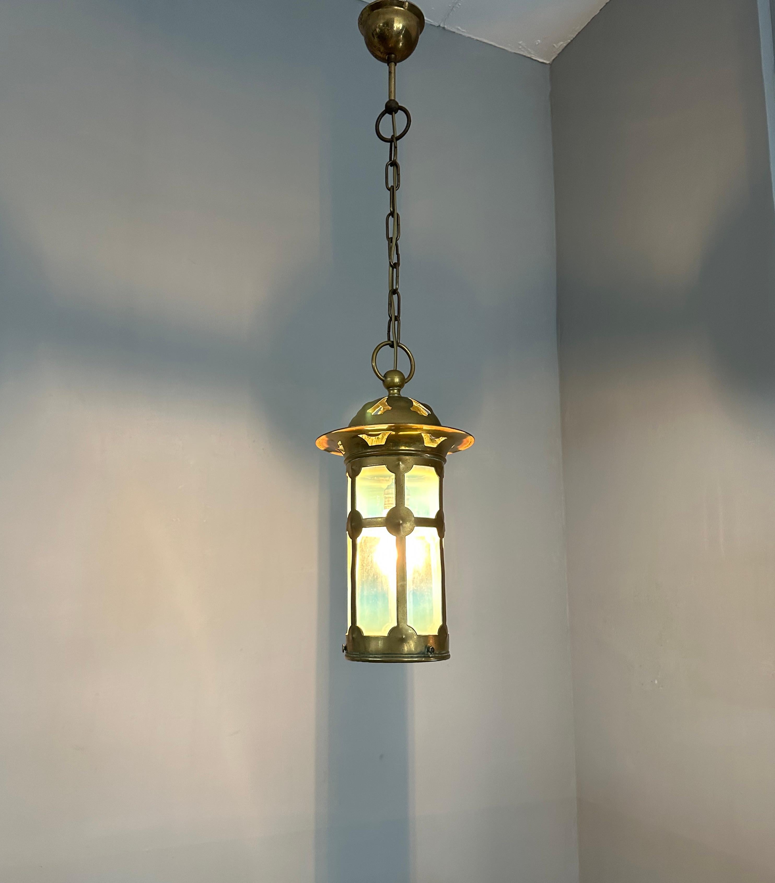 Forgé Magnifique lanterne/pendentif en laiton et verre opalin de style Arts & Crafts anglais en vente