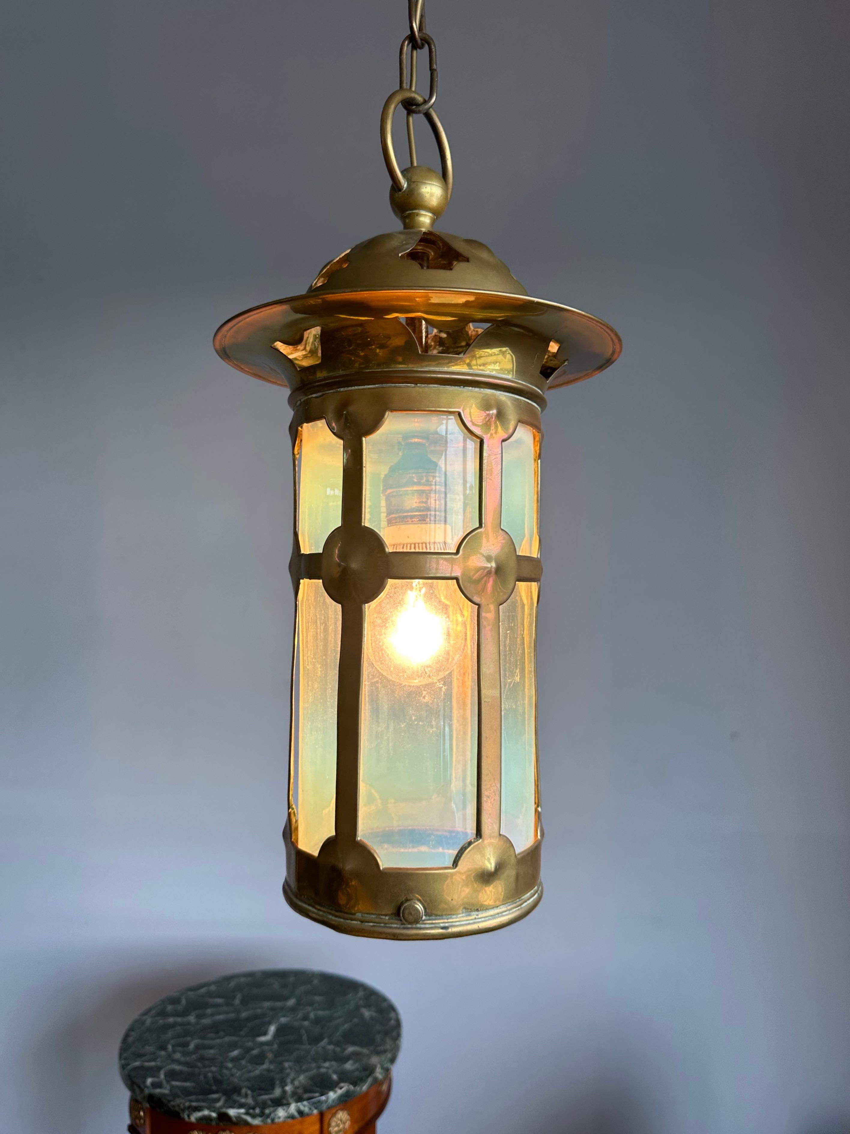 Magnifique lanterne/pendentif en laiton et verre opalin de style Arts & Crafts anglais Bon état - En vente à Lisse, NL