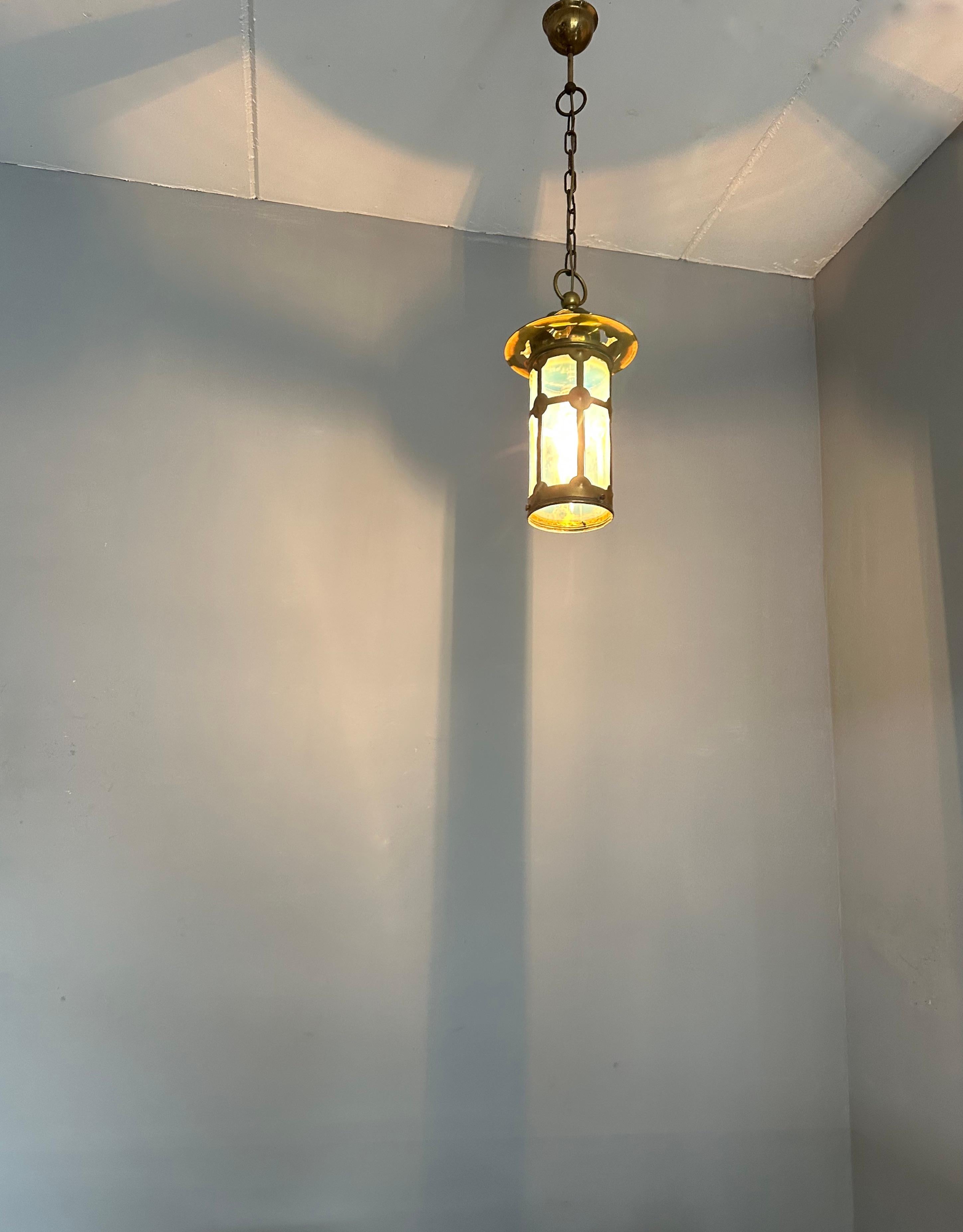 20ième siècle Magnifique lanterne/pendentif en laiton et verre opalin de style Arts & Crafts anglais en vente