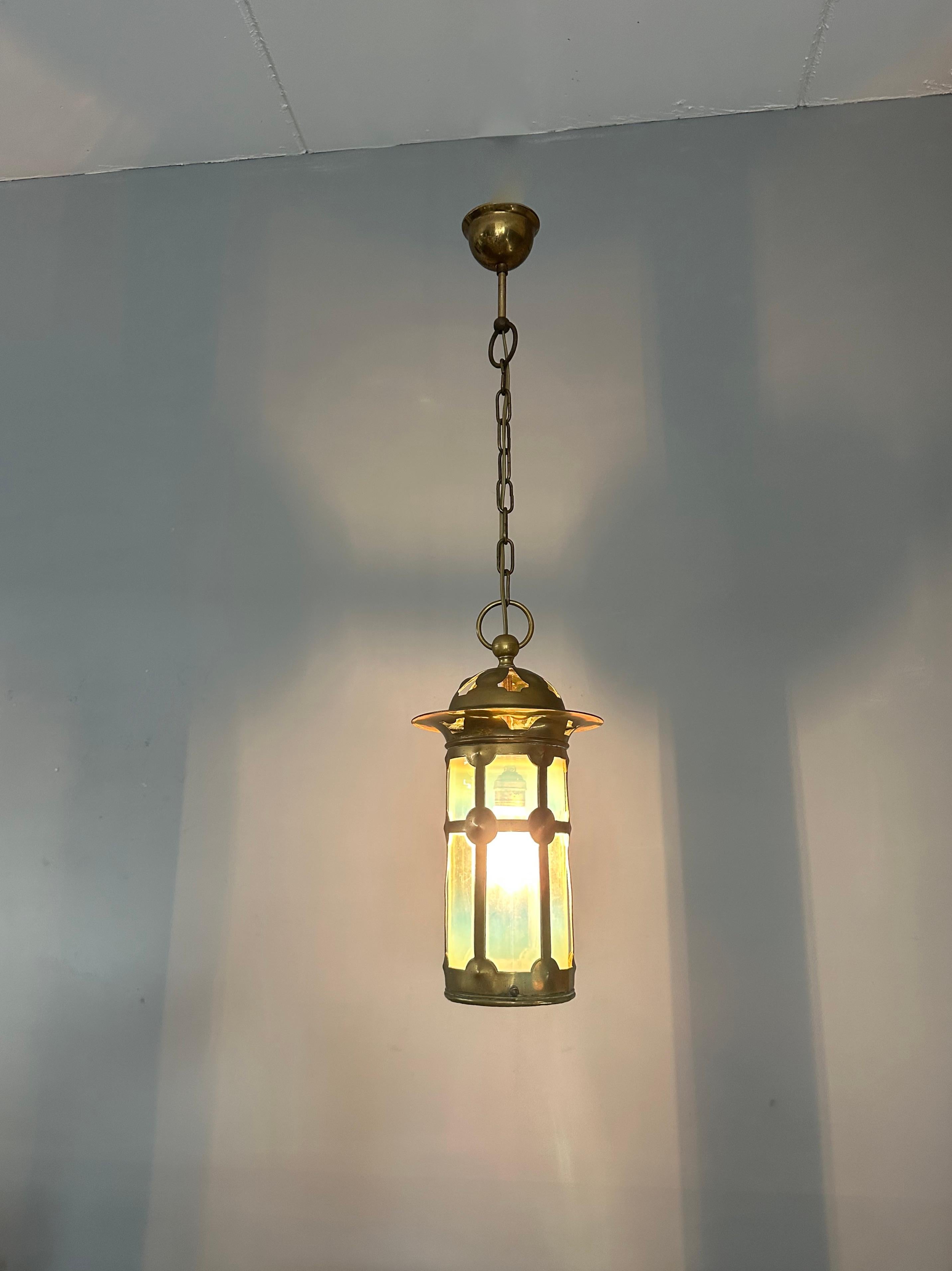 Laiton Magnifique lanterne/pendentif en laiton et verre opalin de style Arts & Crafts anglais en vente