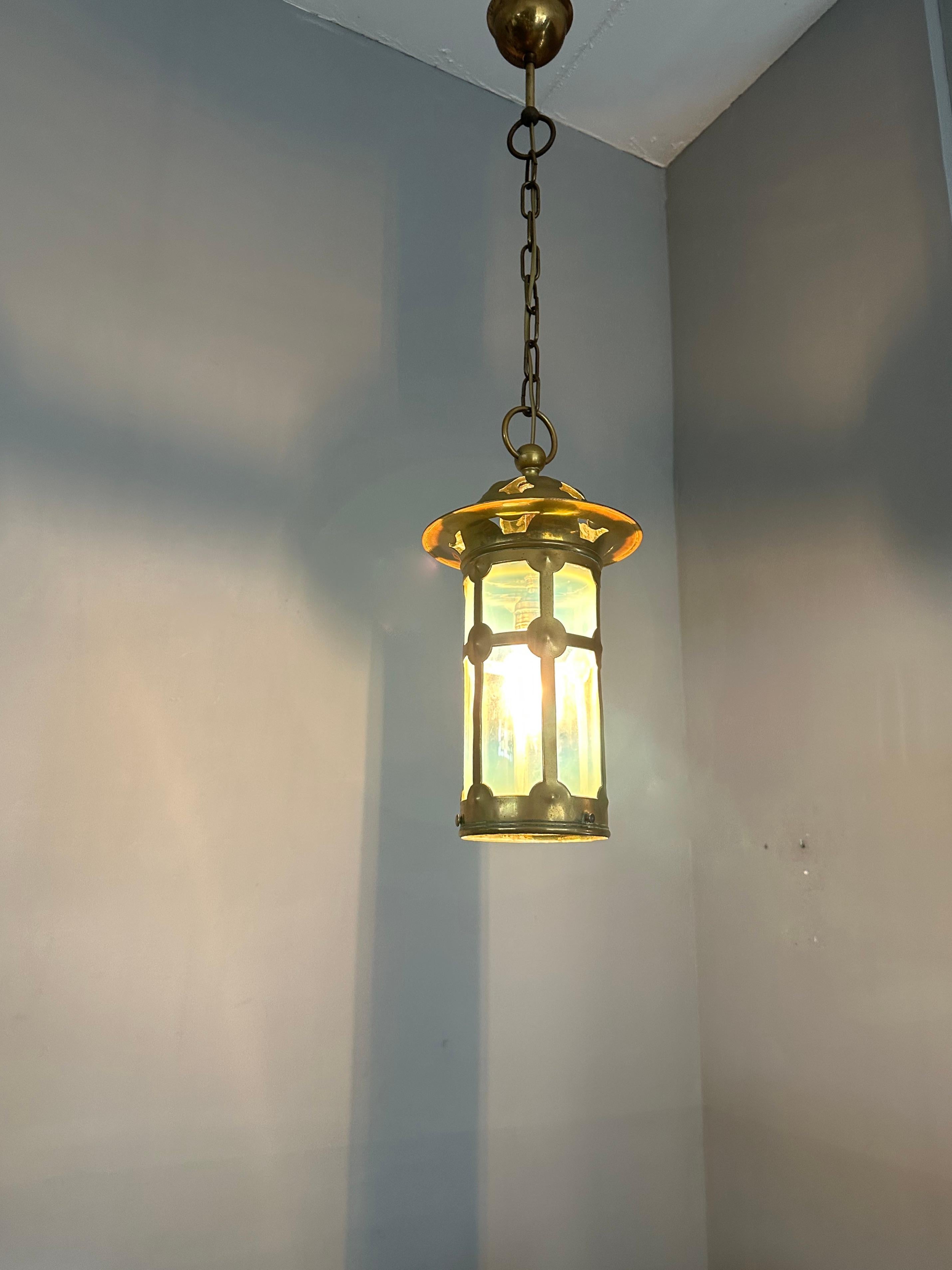 Magnifique lanterne/pendentif en laiton et verre opalin de style Arts & Crafts anglais en vente 1