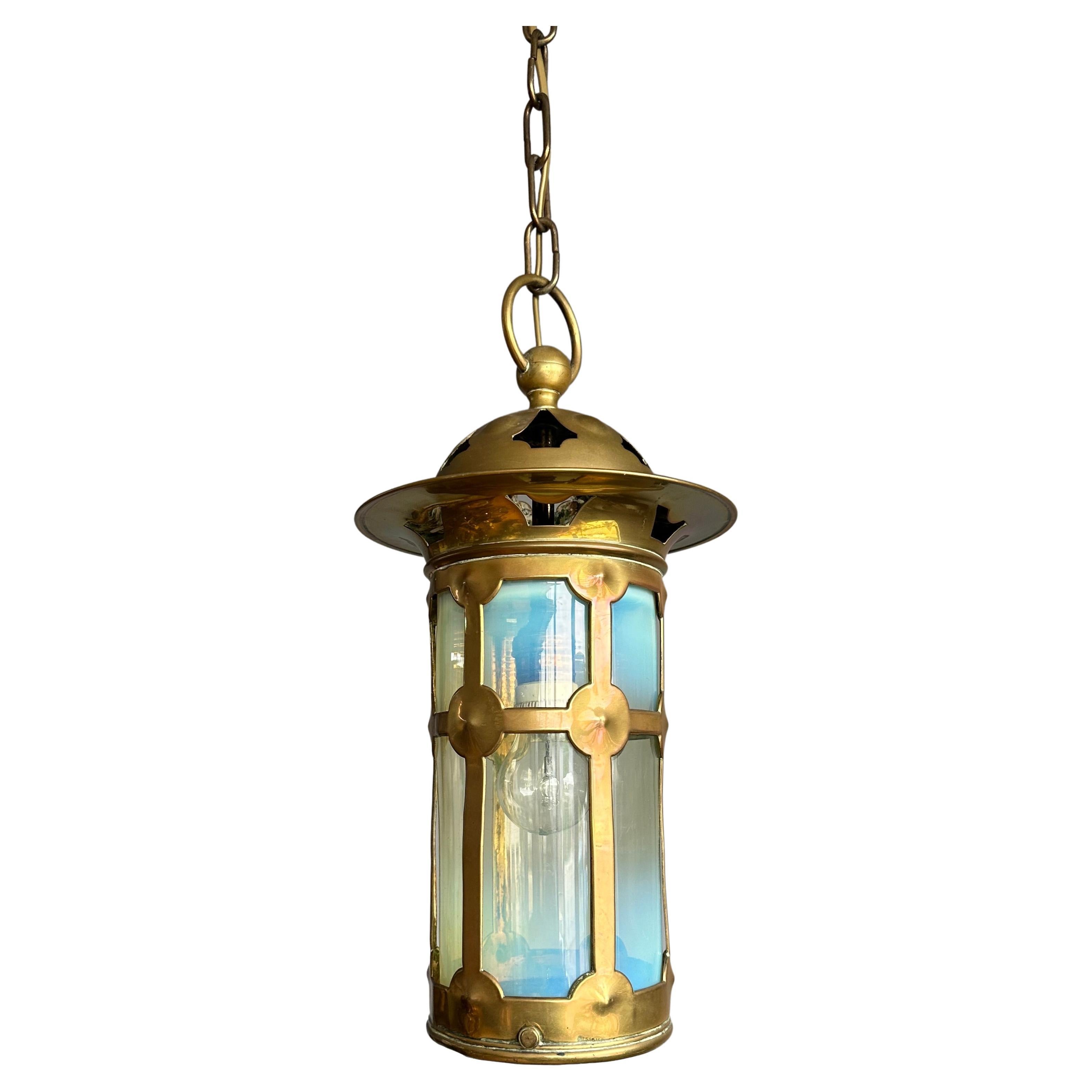 Magnifique lanterne/pendentif en laiton et verre opalin de style Arts & Crafts anglais en vente