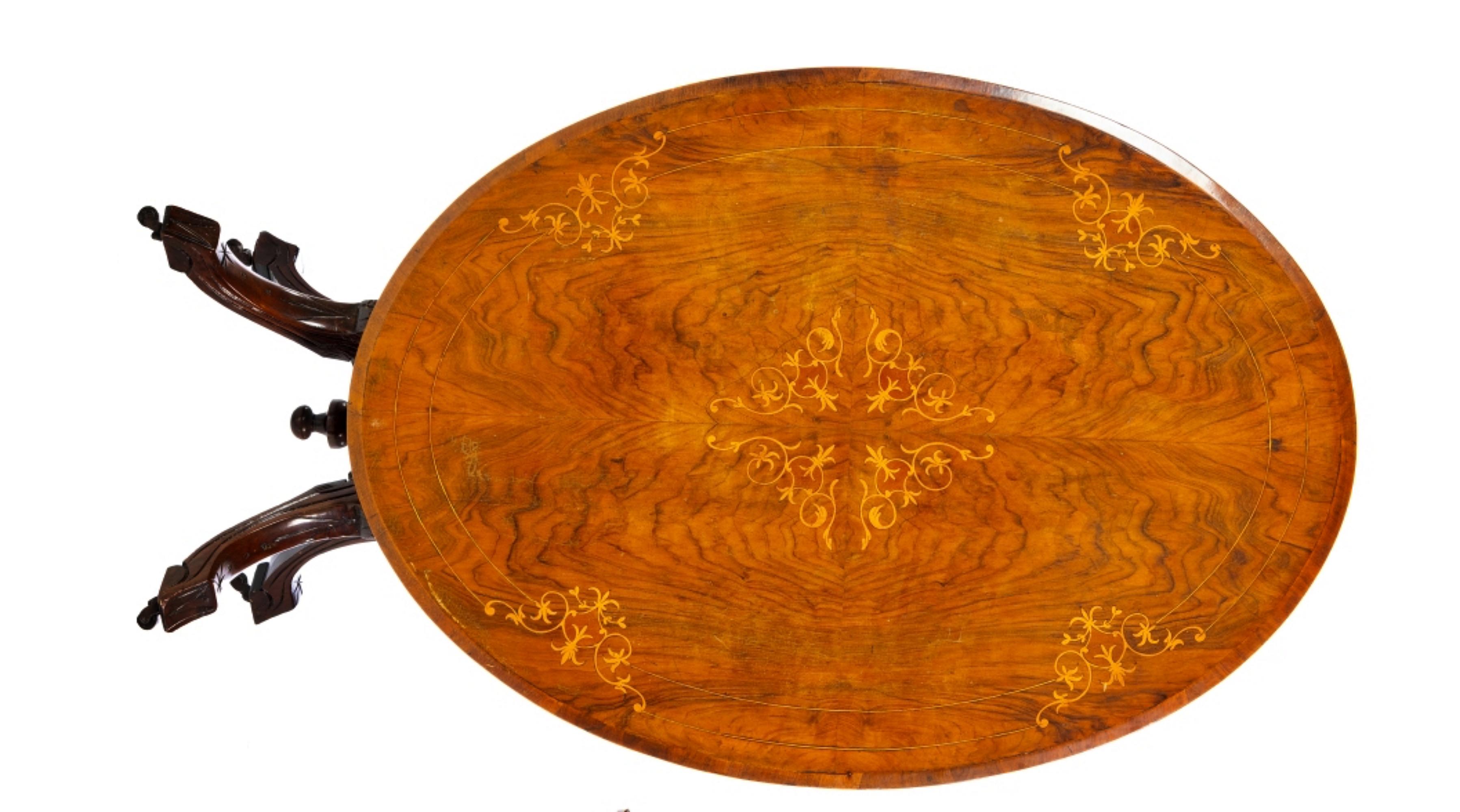 Schöner englischer Mitteltisch aus dem 19. Jahrhundert

Verkleidung aus Mahagoniholz und Mahagoniwurzel mit Intarsien.
Platte mit Intarsien verziert, mit Pflanzenmotiven, ruht auf vier gedrehten Säulen mit vier geschwungenen