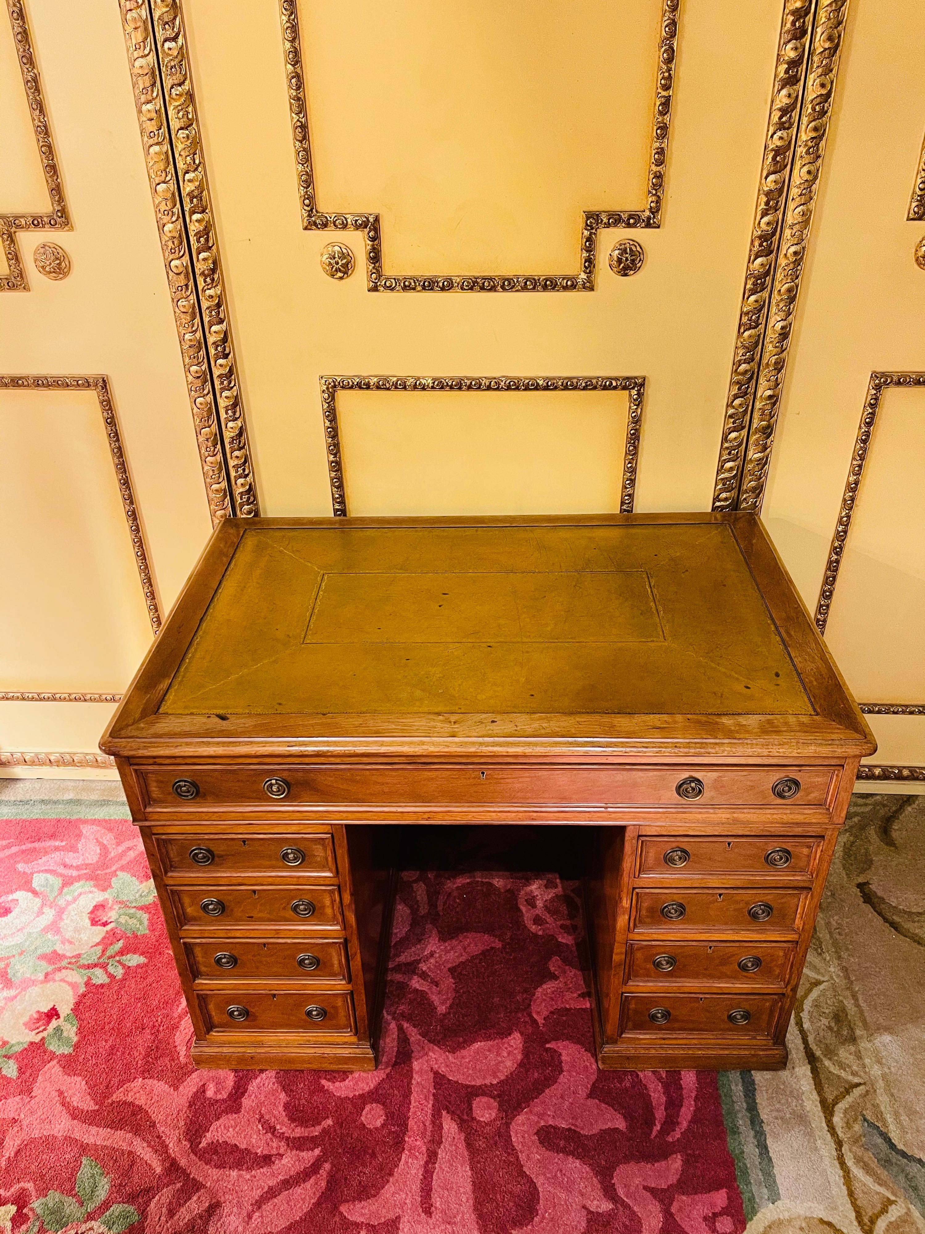 Beautiful English Desk, Light Mahogany , Early 20th Century In Good Condition For Sale In Berlin, DE