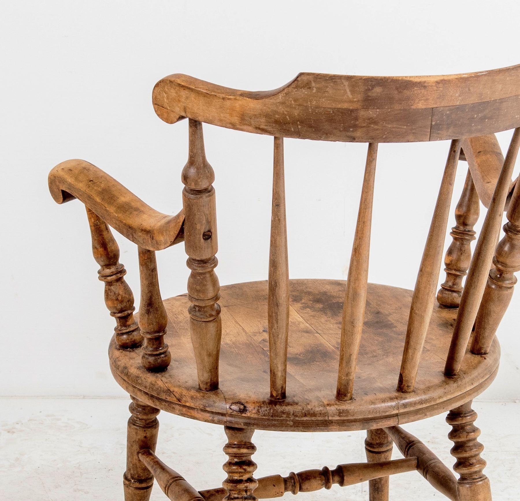 Ein schöner Windsor-Sessel mit niedriger Rückenlehne in toller Form und Farbe. Massivholzkonstruktion mit runder Sitzfläche aus Ulmenholz. Der Stuhl hat eine niedrige, geschwungene Rückenlehne, die auf gedrechselten Spindeln zu weit gespreizten