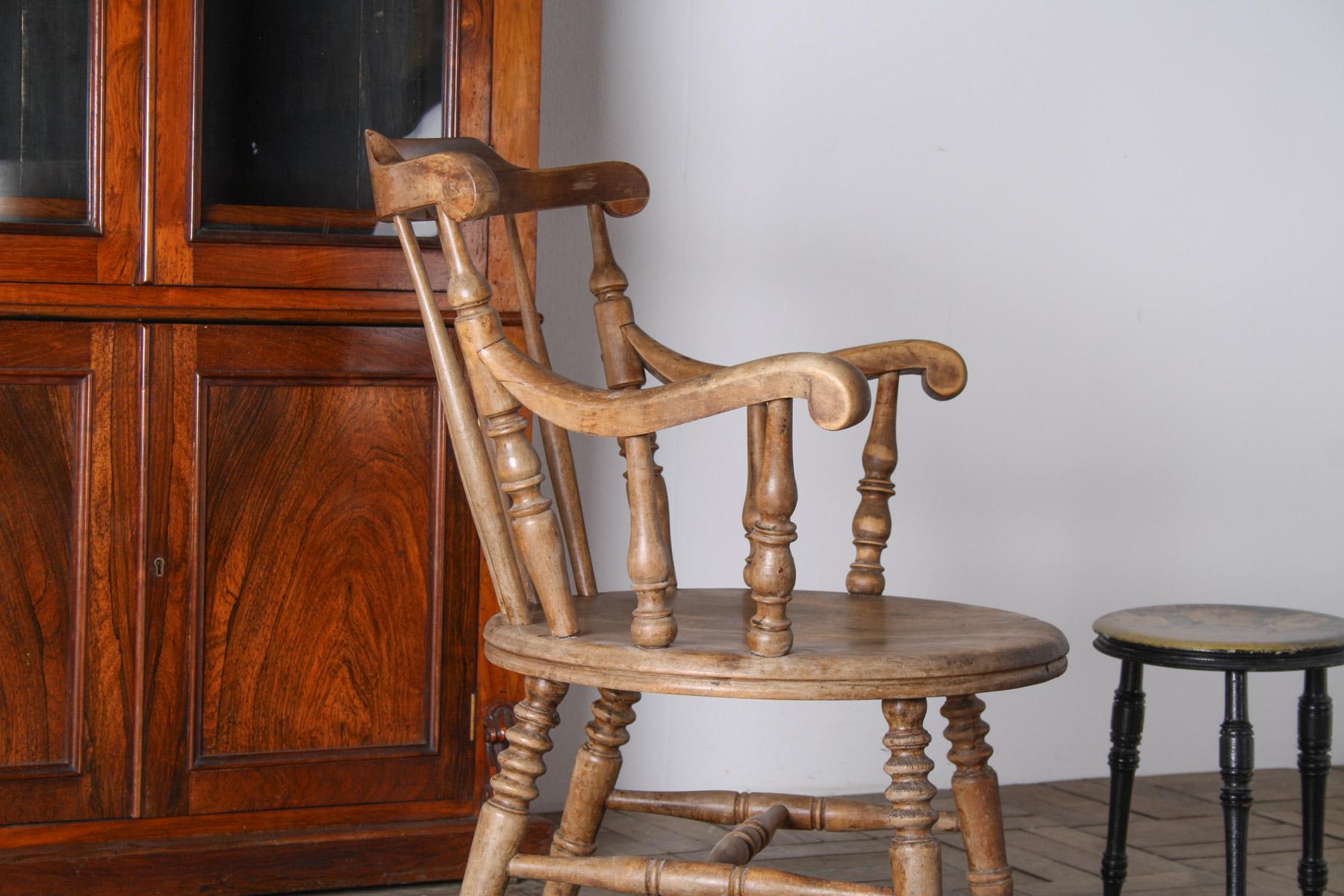 Schöner englischer Windsor-Sessel mit niedriger Rückenlehne aus Ulme (Britisch) im Angebot