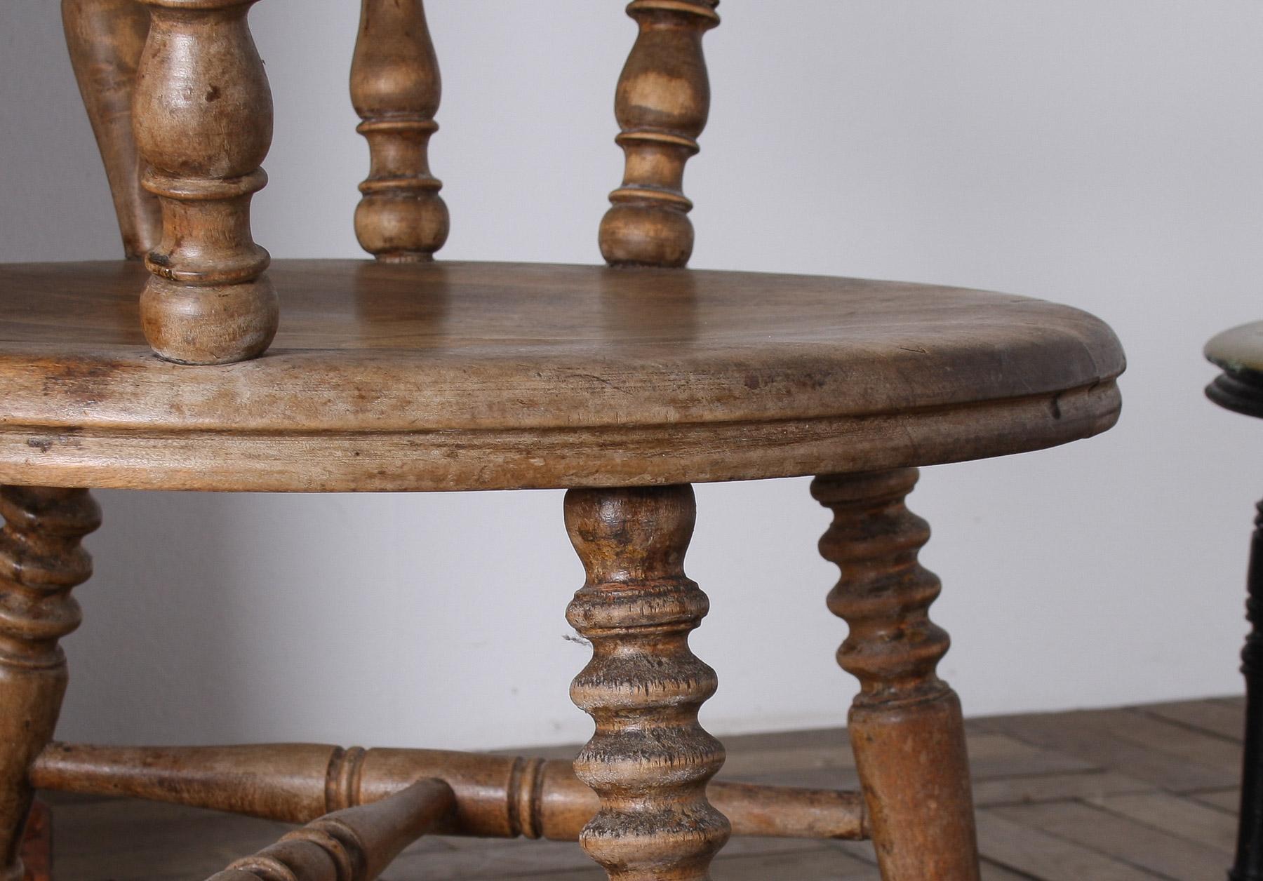 Schöner englischer Windsor-Sessel mit niedriger Rückenlehne aus Ulme im Zustand „Gut“ im Angebot in Llanbrynmair, GB