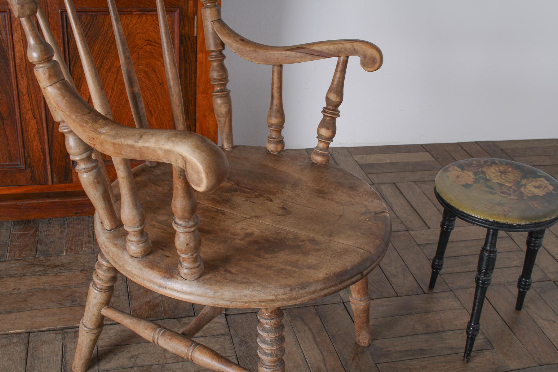 Schöner englischer Windsor-Sessel mit niedriger Rückenlehne aus Ulme (20. Jahrhundert) im Angebot