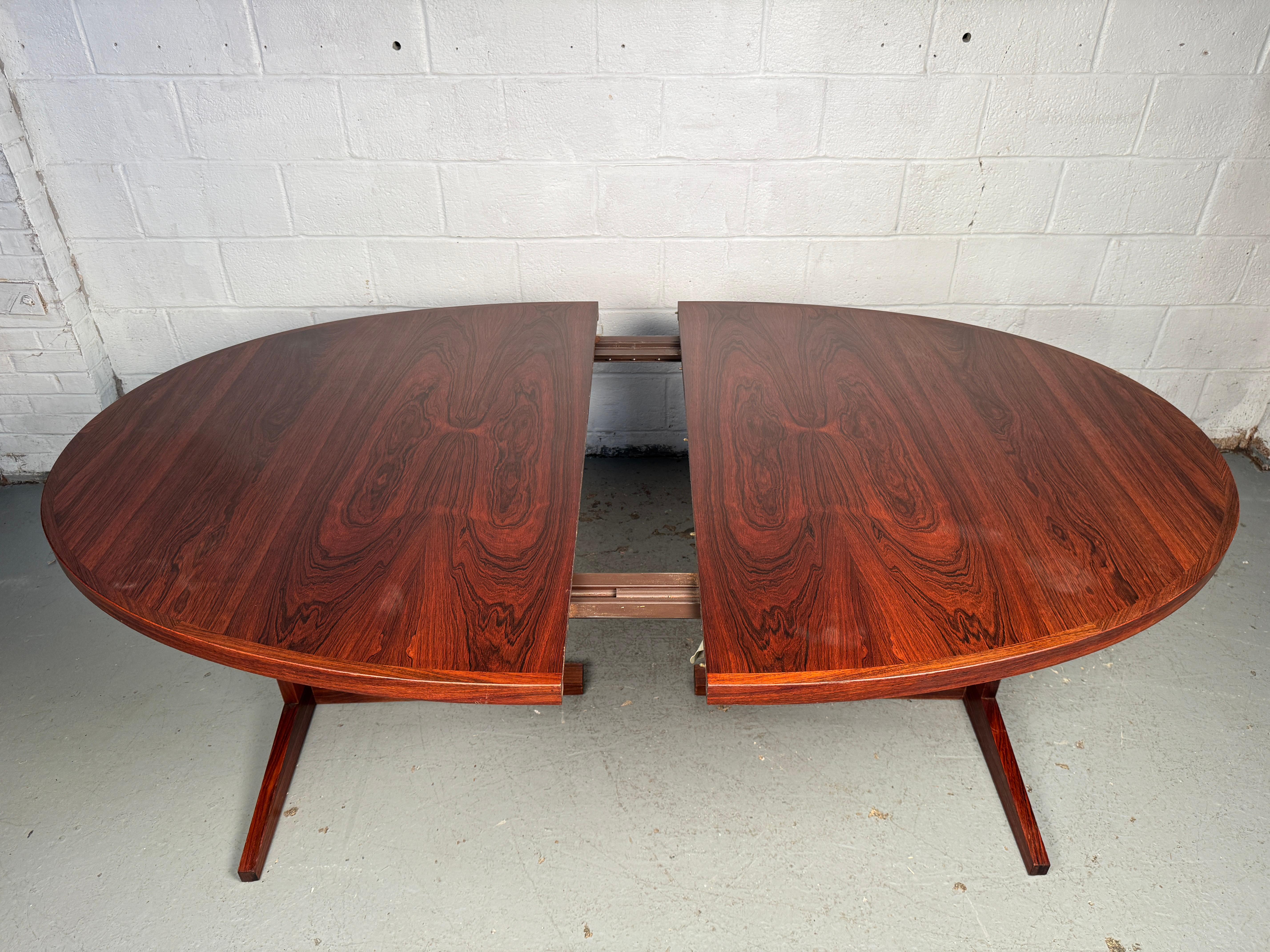 Magnifique table à manger extensible en bois de rose en vente 6