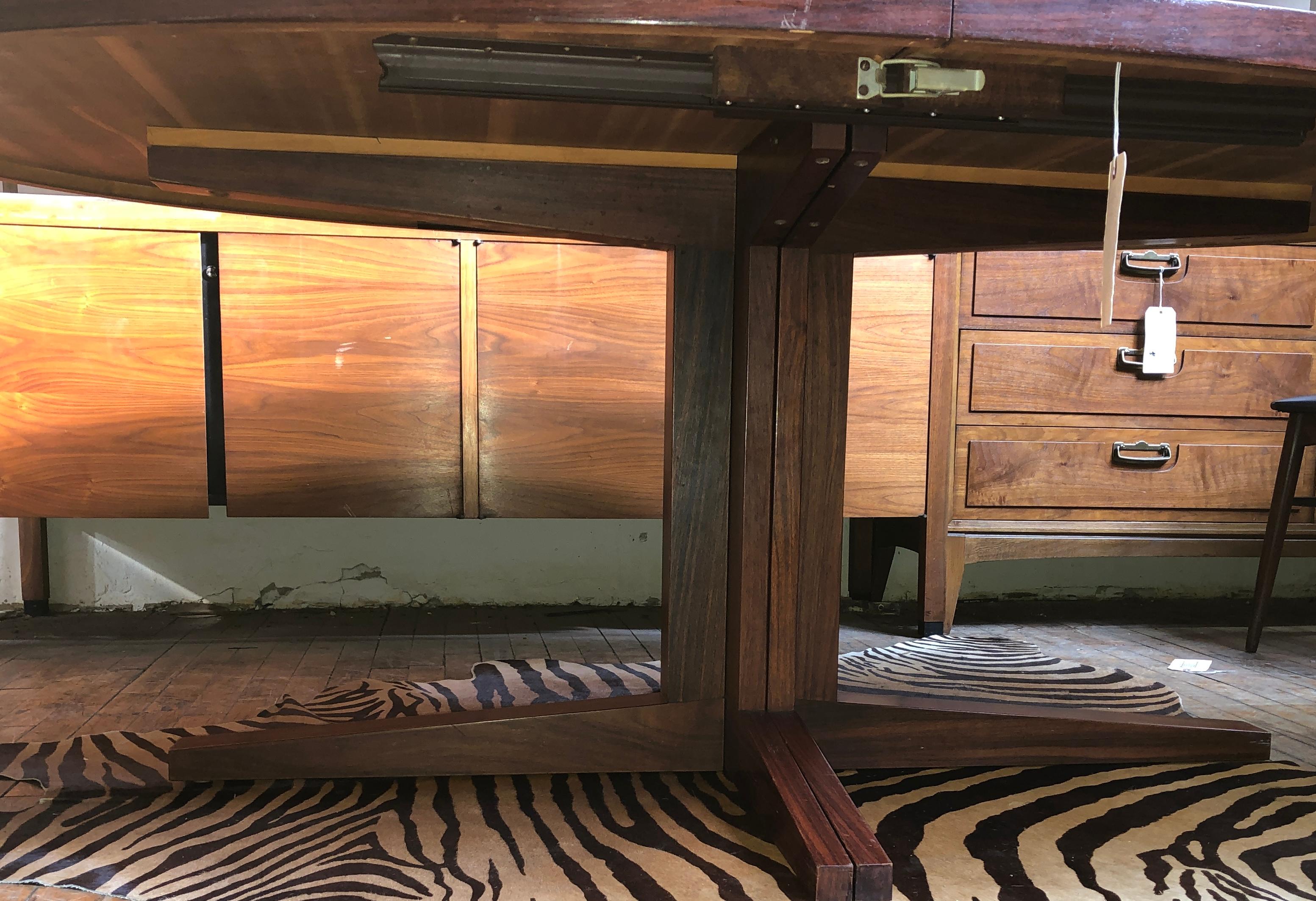 Magnifique table à manger extensible en bois de rose en vente 6