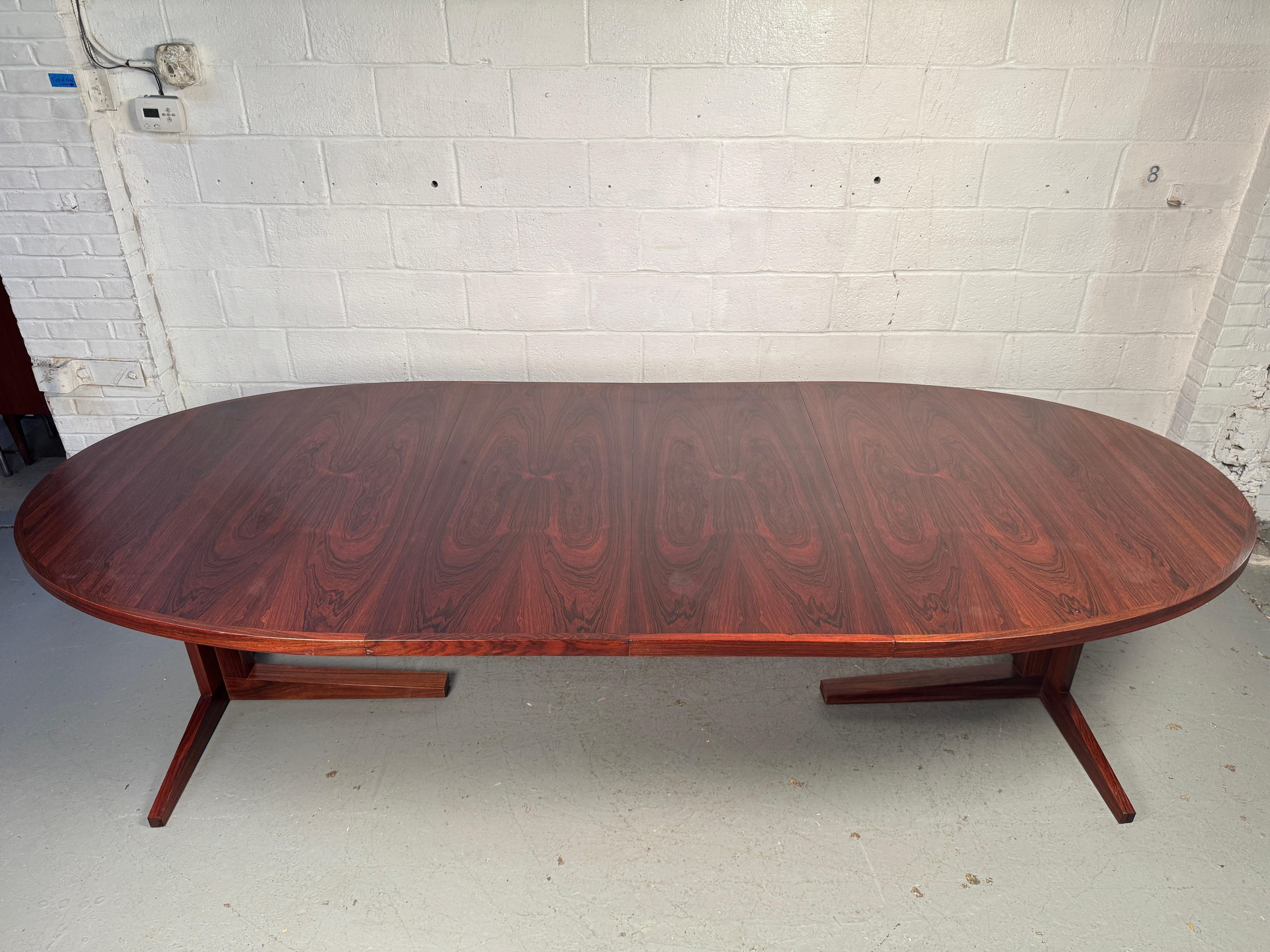 Magnifique table à manger extensible en bois de rose en vente 9