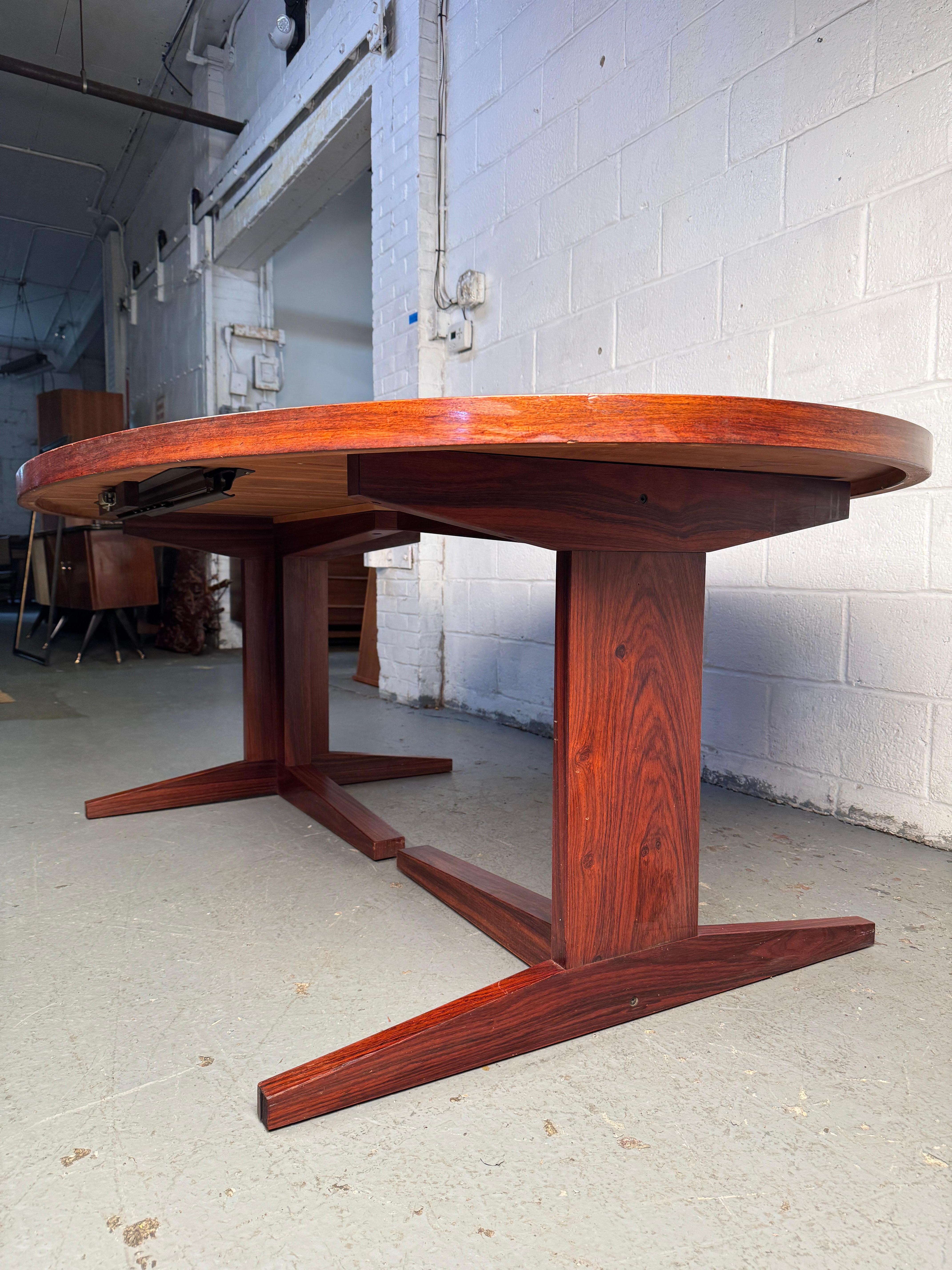Magnifique table à manger extensible en bois de rose Bon état - En vente à Brooklyn, NY