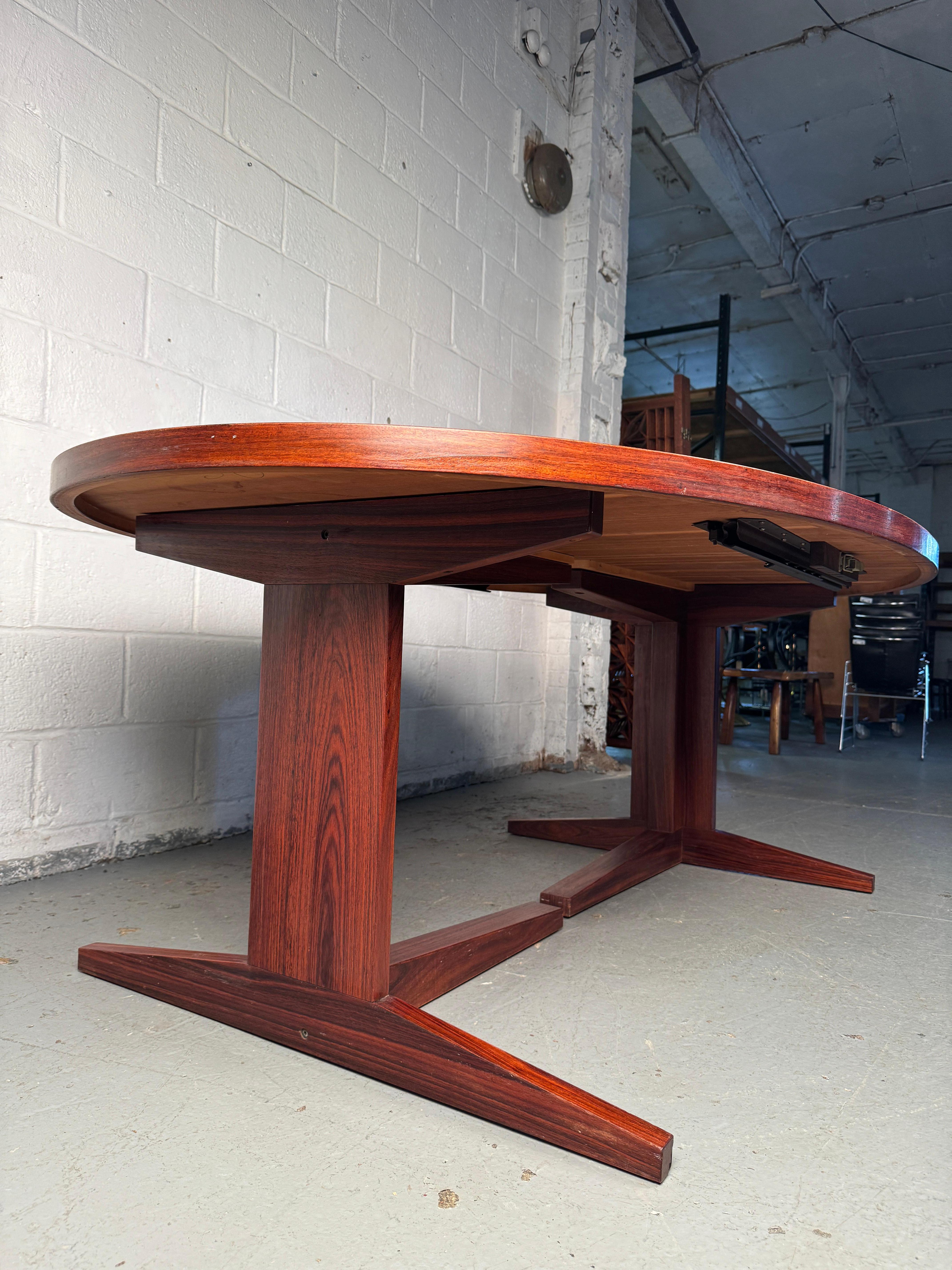 20ième siècle Magnifique table à manger extensible en bois de rose en vente