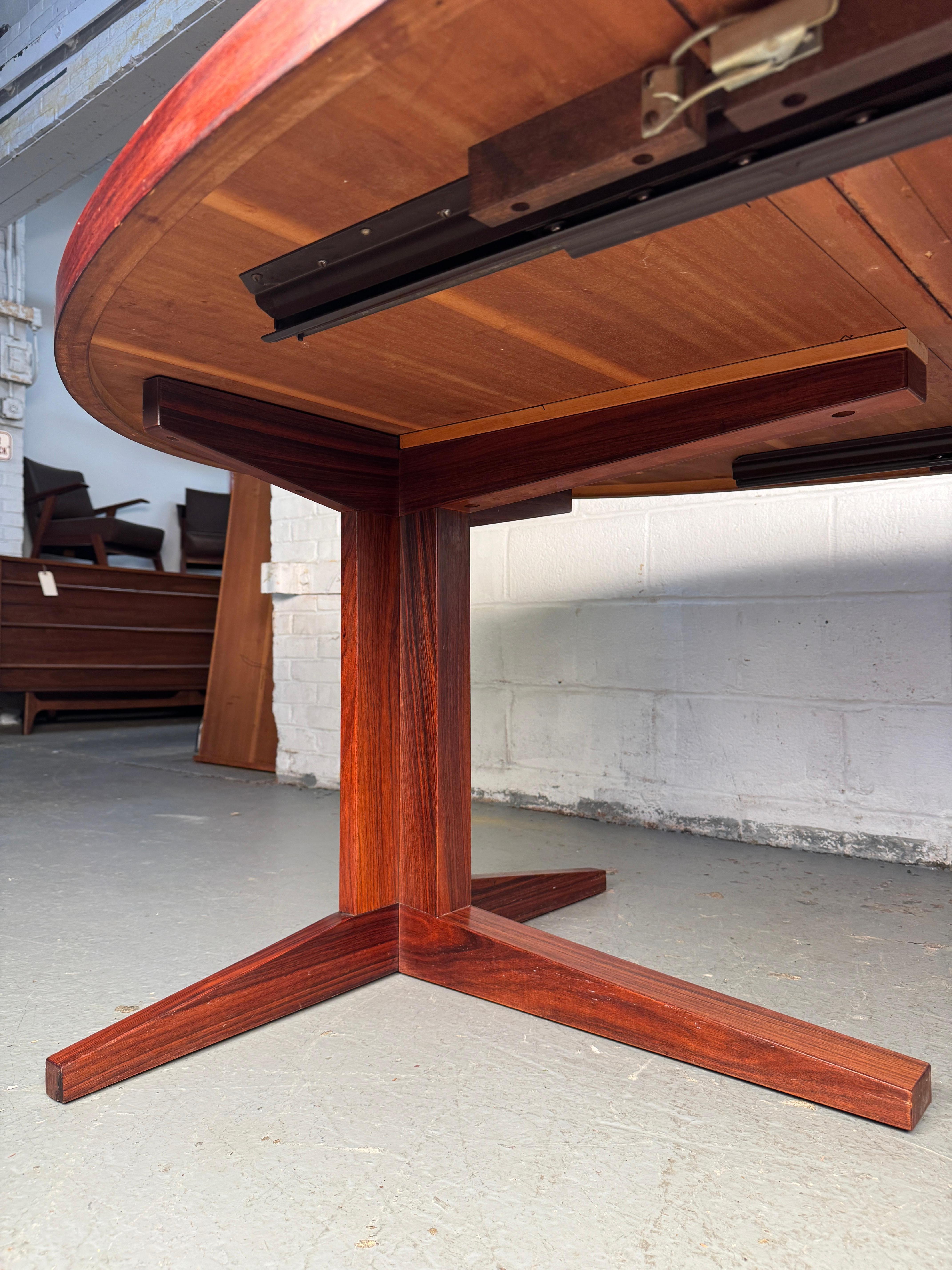 Magnifique table à manger extensible en bois de rose en vente 2