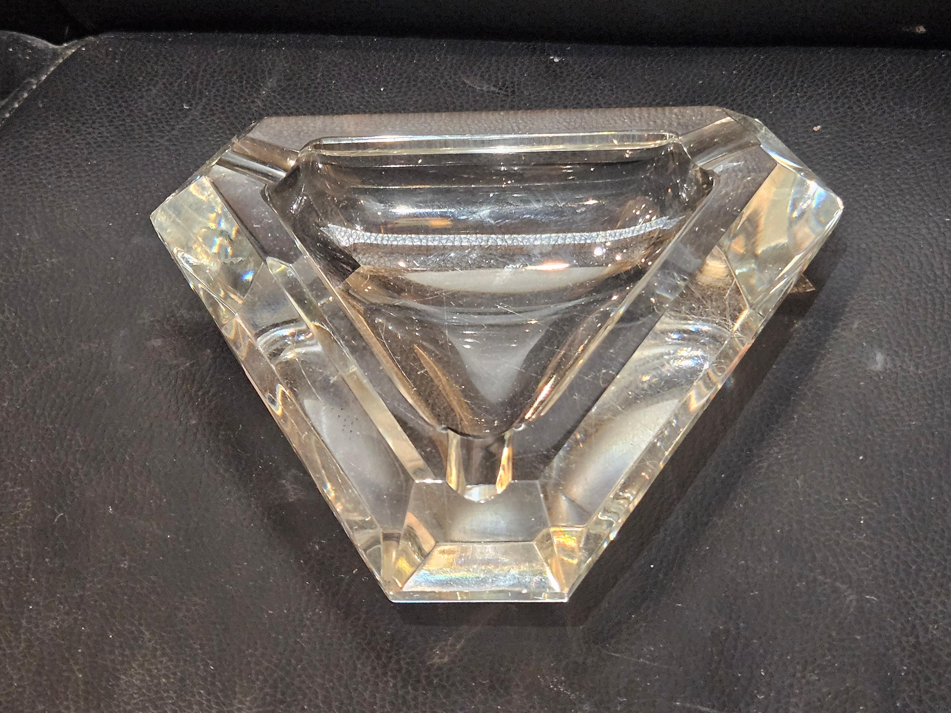 Français Magnifique cendrier d'origine en cristal français des années 1960 à motif prisme en vente