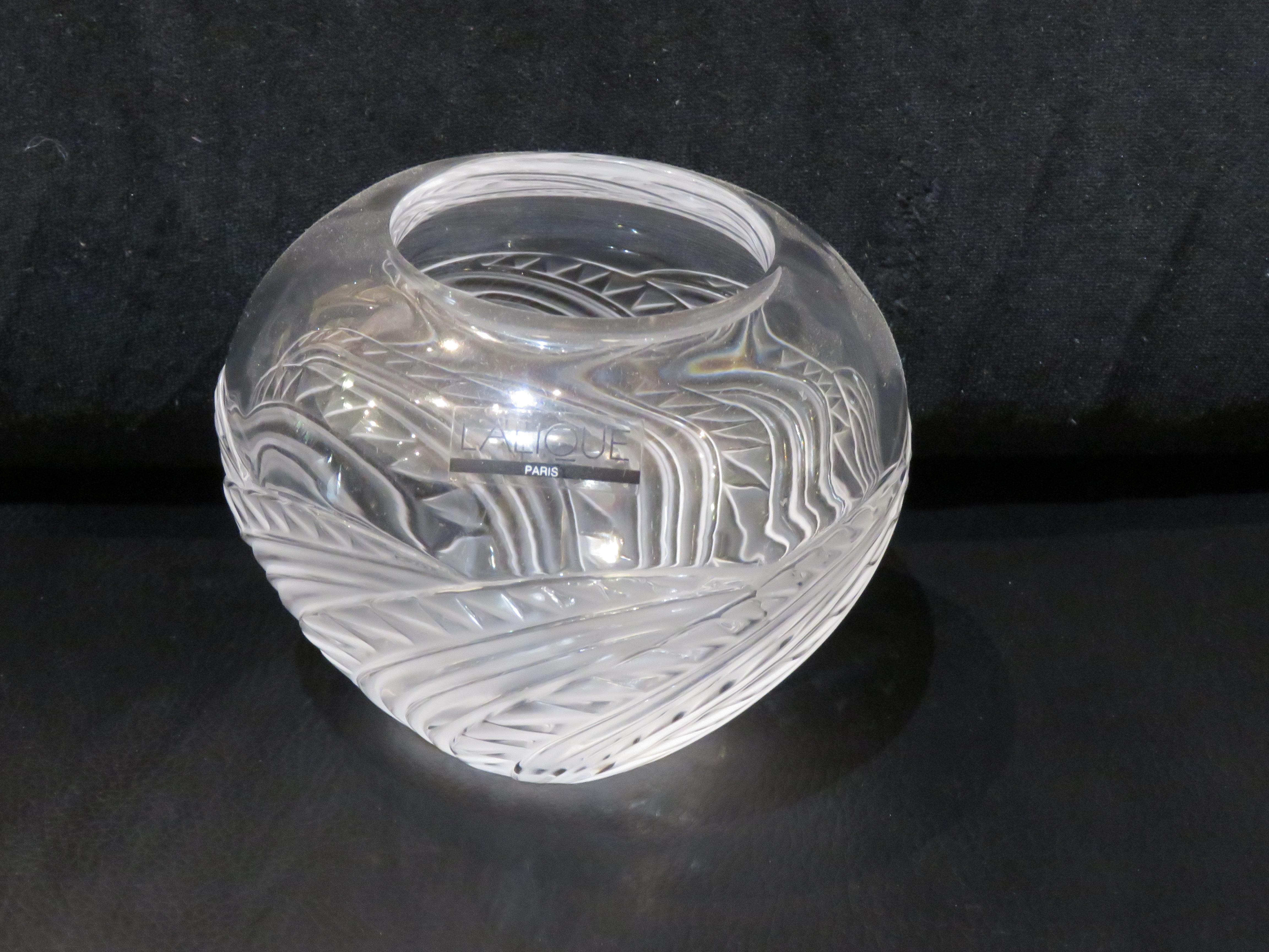 L'article suivant que nous vous proposons est un Rare Estate Beautiful Scale Design Centerpiece Bowl Vase. Magnifiquement ciselé et gravé avec des détails exquis. Signé avec la signature gravée de Lalique France sur la base et accompagné de