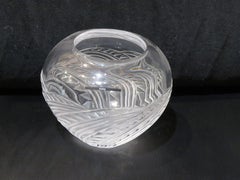 Magnifique vase Lalique original de succession au design en écailles.