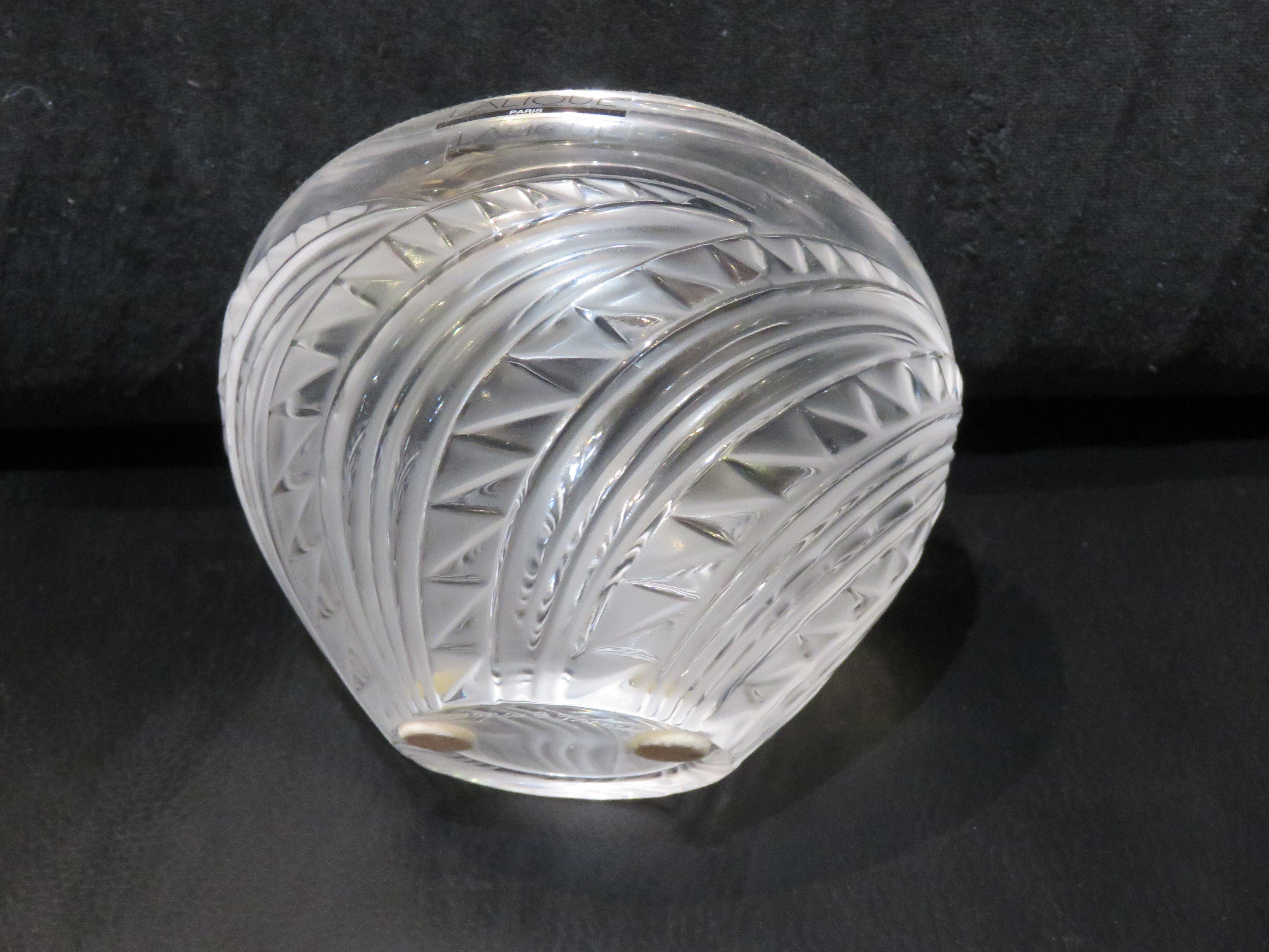 Français Magnifique vase Lalique original de succession au design en écailles. en vente