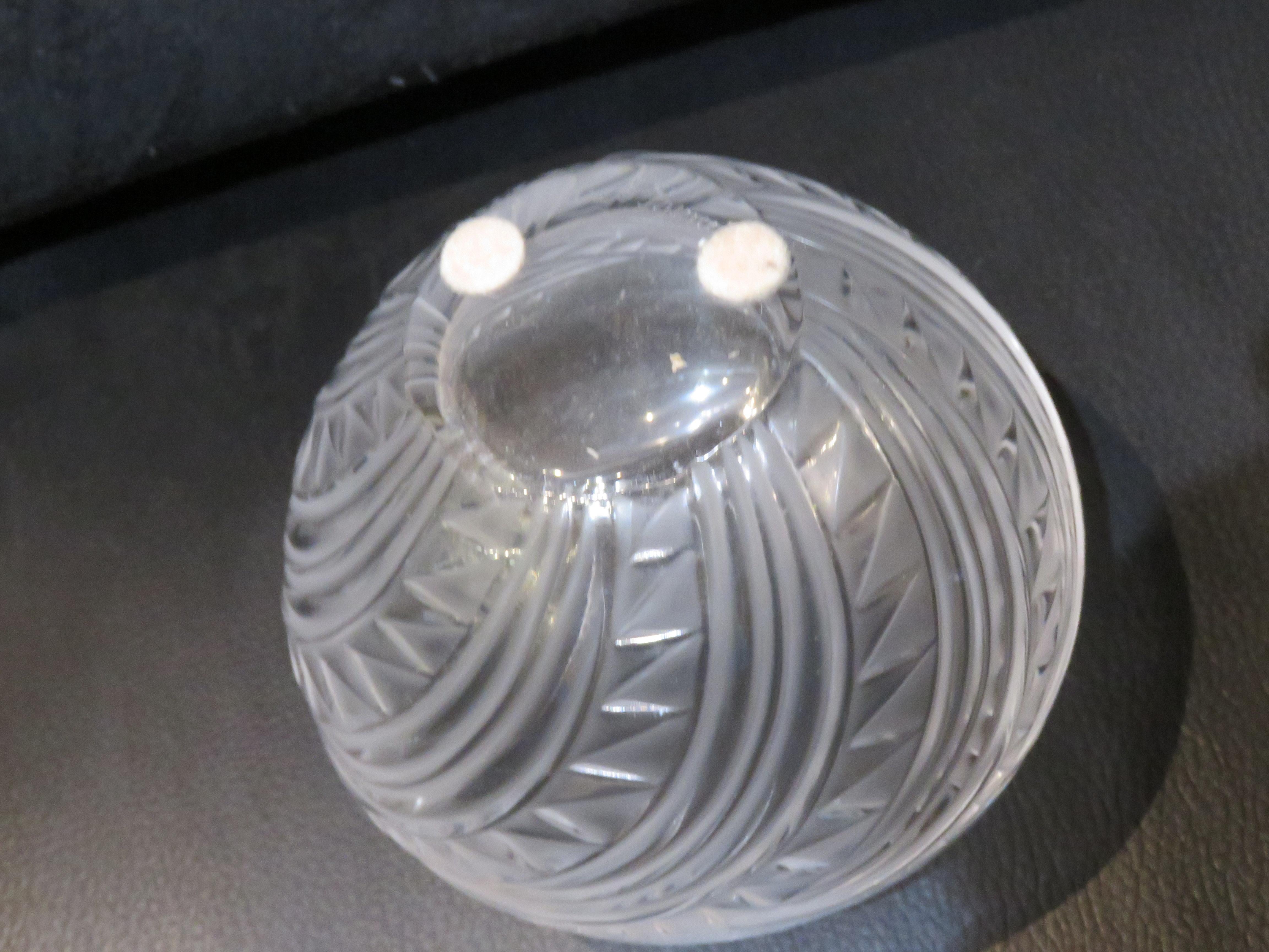 Magnifique vase Lalique original de succession au design en écailles. Bon état - En vente à New York, NY