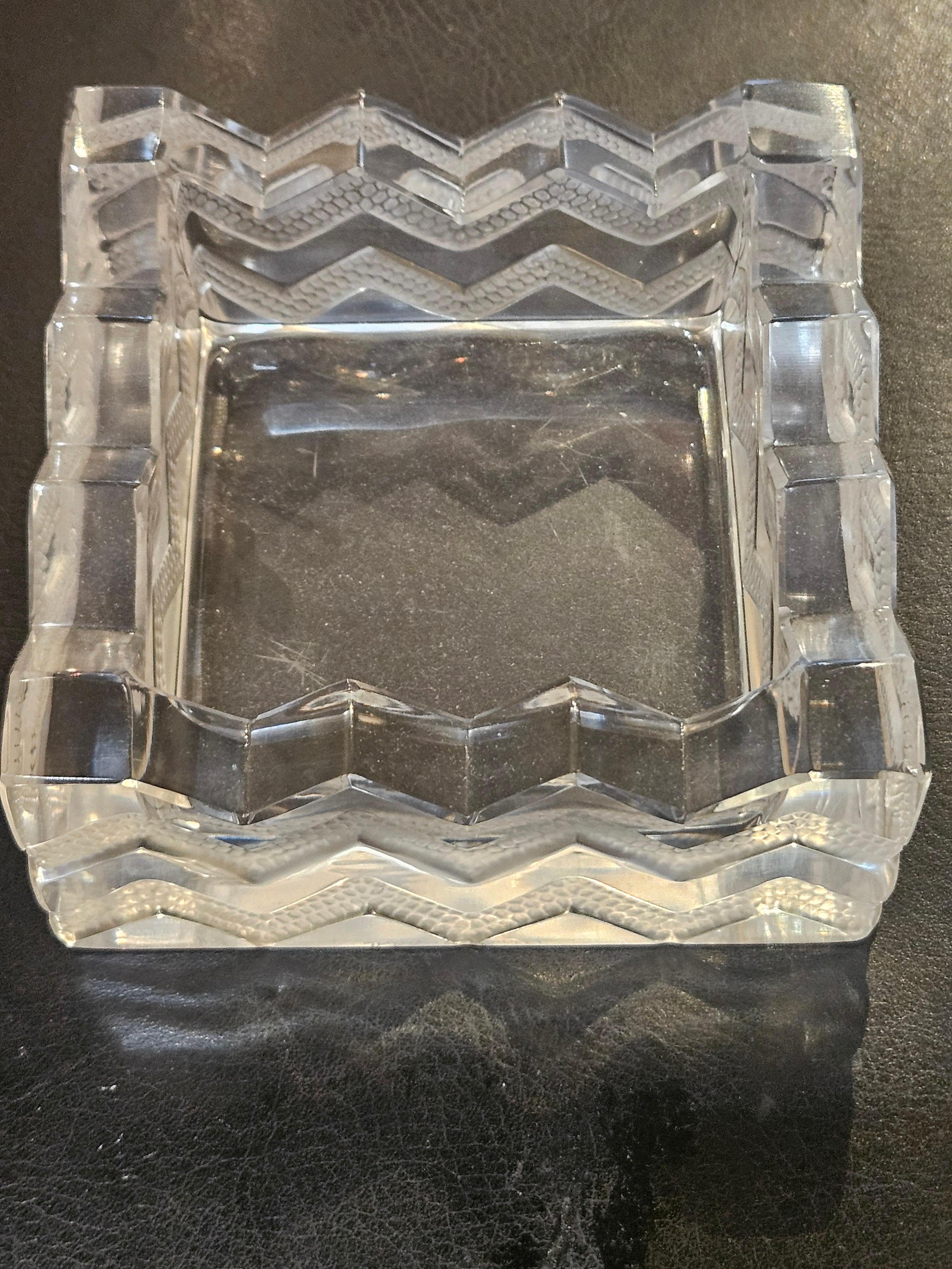 Francese Bellissimo portacenere originale Lalique Zig Zag Design in vendita