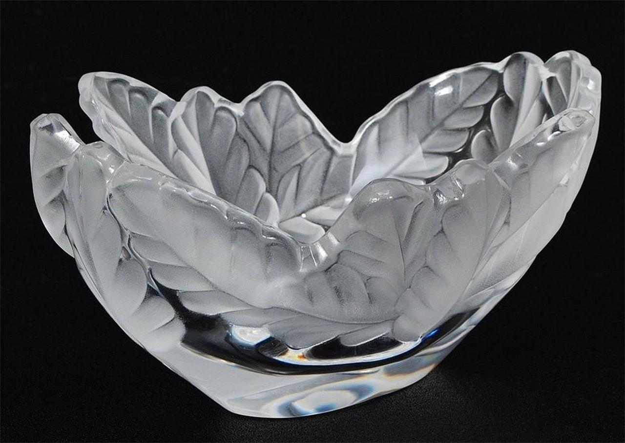  
Il seguente articolo è una bellissima ciotola con centrotavola a forma di foglia di Lalique in vetro smerigliato e trasparente. Firmato con firma incisa di Lalique France sulla base. Estratto da una collezione immobiliare di New York da diversi