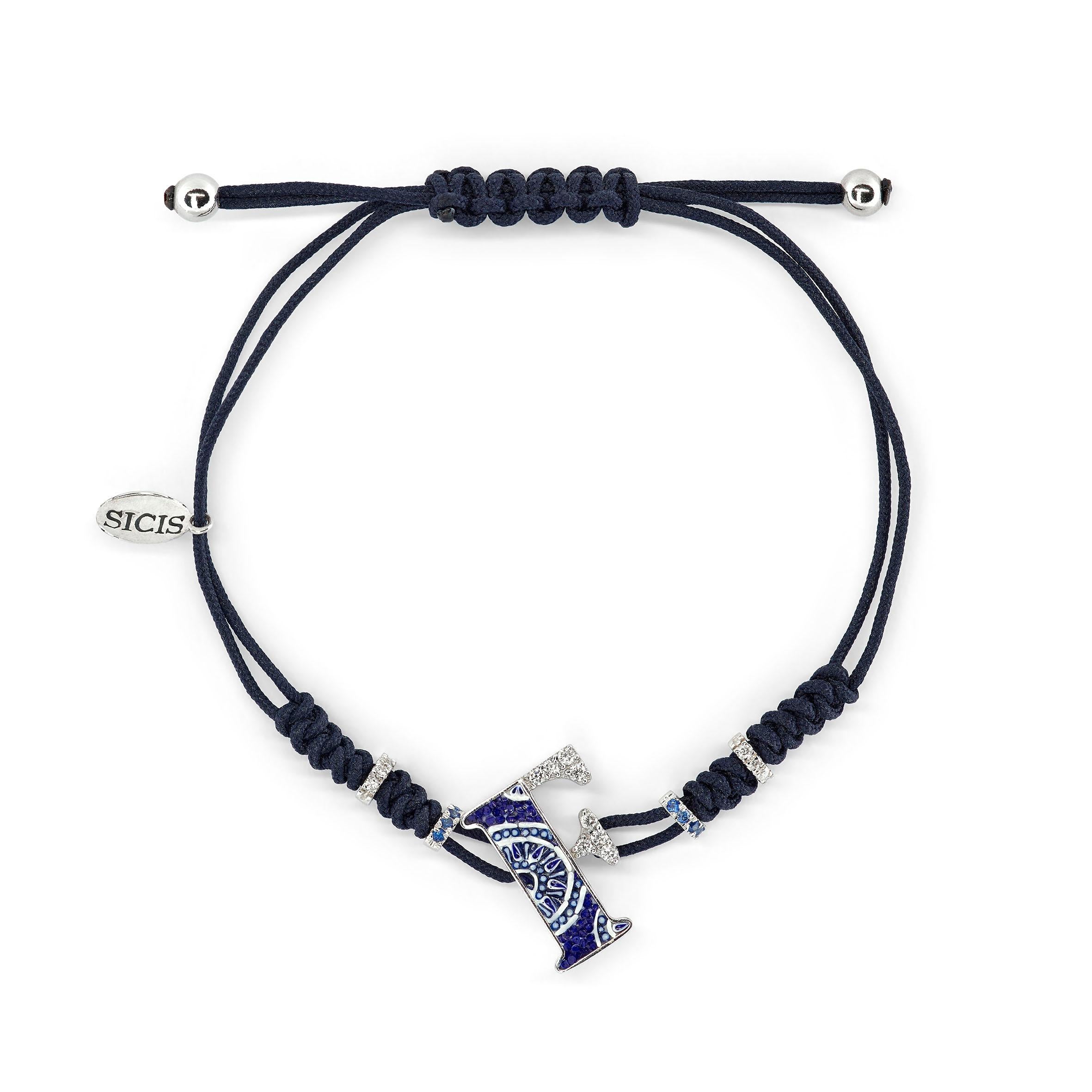 Contemporain Bracelet élégant lettre F en or blanc, diamants blancs et saphirs bleus en micro-mosaïque en vente