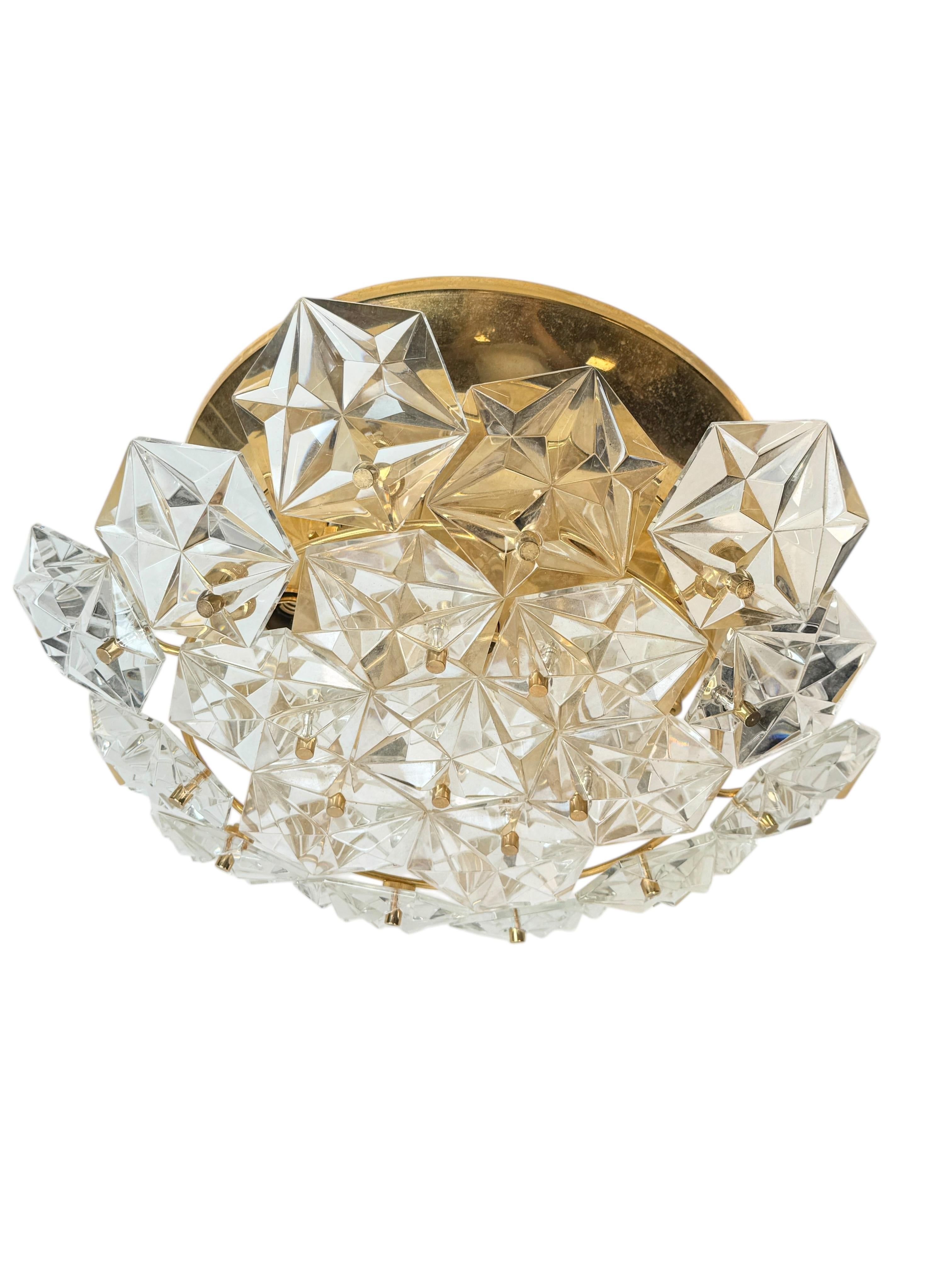 Grand lustre encastré Kinkeldey, verre de cristal facetté et laiton plaqué or, Allemagne, années 1970

Magnifique lustre encastré de Kinkeldey, fabriqué en Allemagne dans les années 1970. Ce luminaire exquis présente une multitude d'éléments en