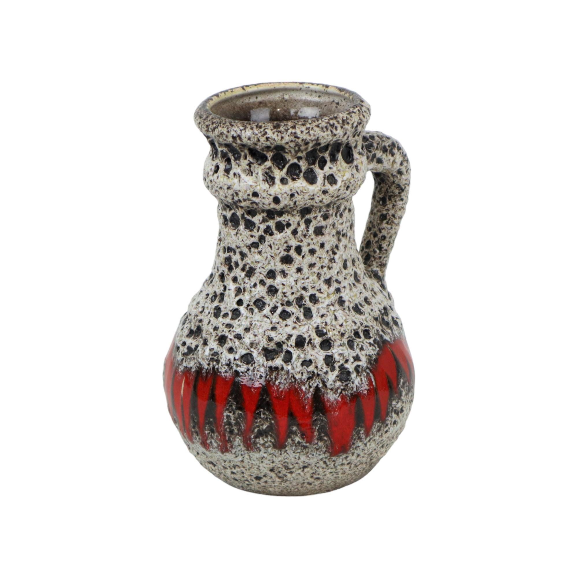 Bellissimo vaso vintage in lava grassa con smalto grigio e nero a goccia e fiamme rosse lungo la parte centrale, in ceramica della Germania Ovest, realizzato da Scheurich nel ricercatissimo motivo Lora, numerato e contrassegnato sul fondo Scheurich