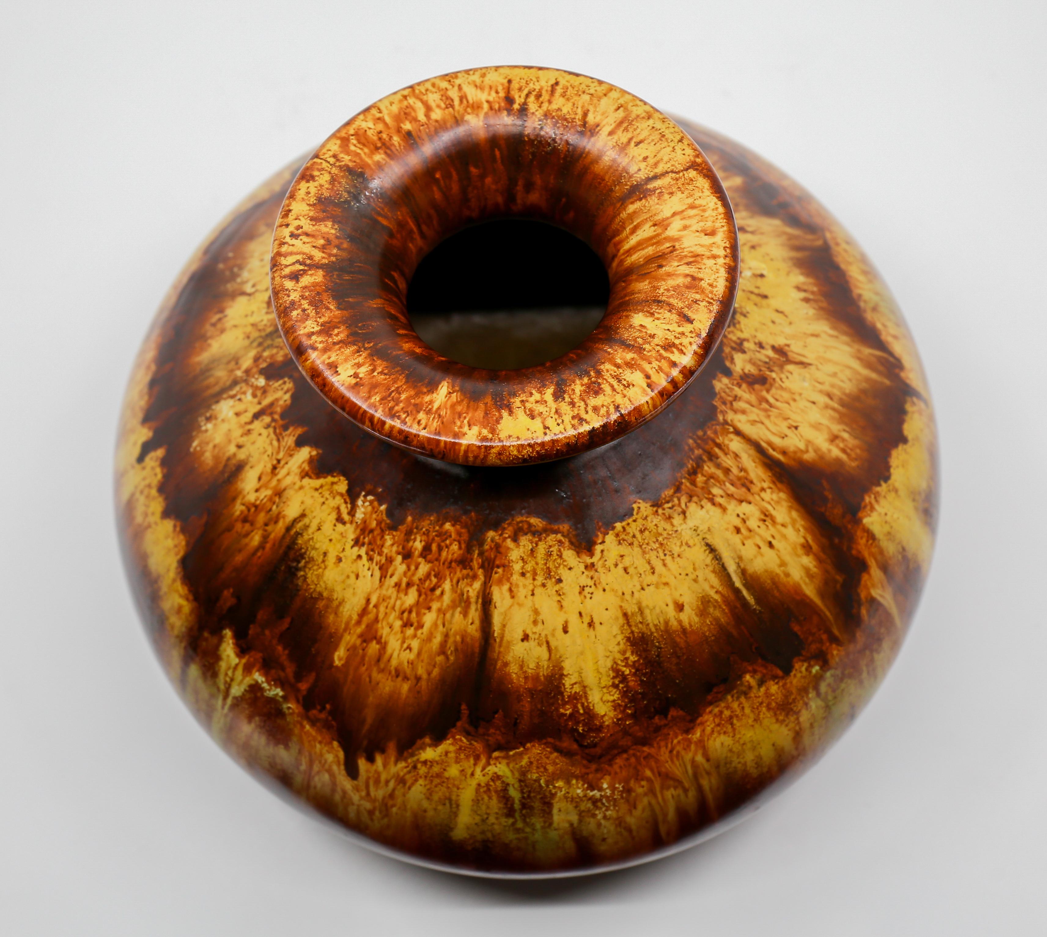 Schöne kugelförmige Fat Lava-Vase  im Angebot 1